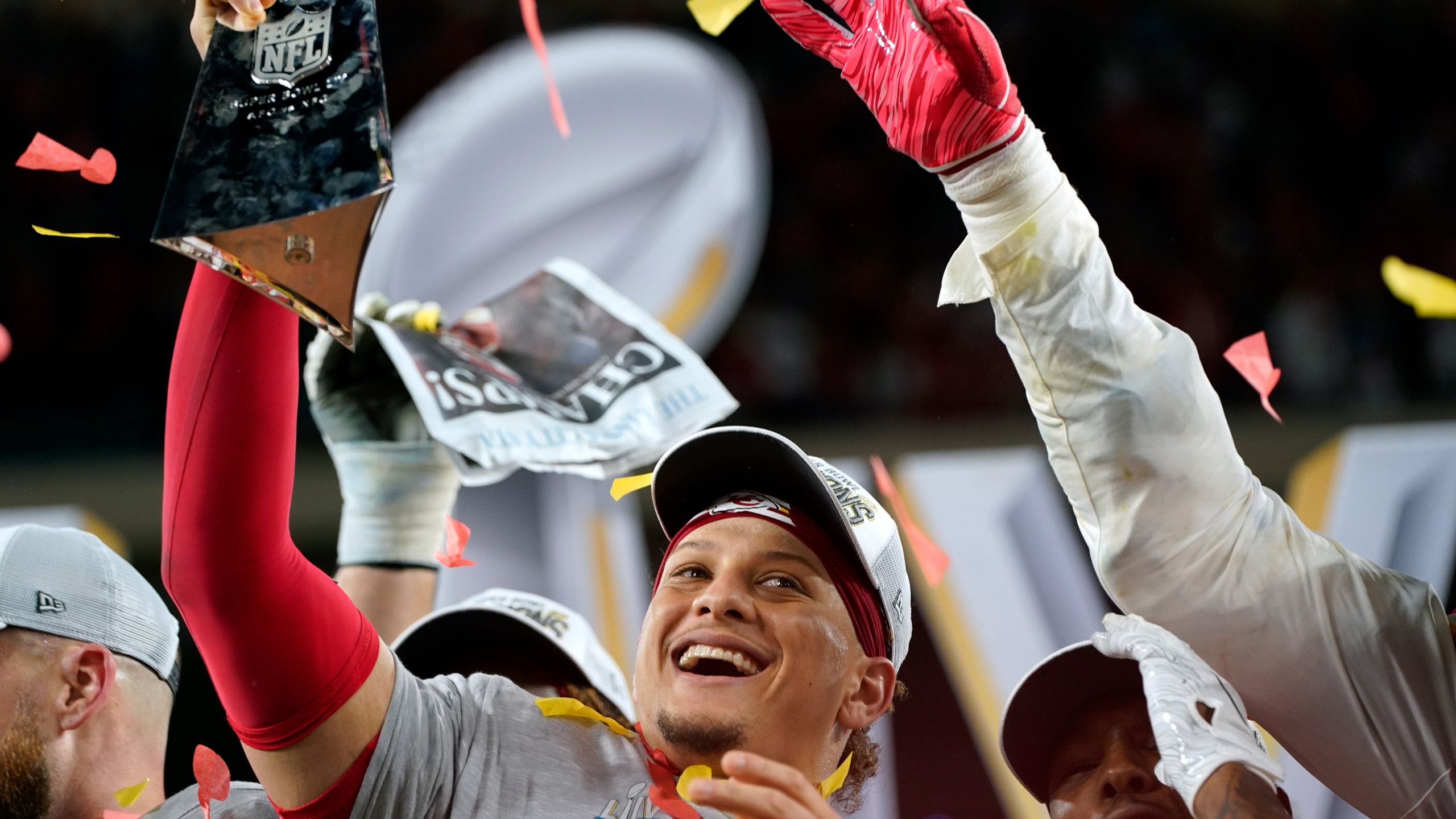 Giocatore football con trofeo Vince Lombardi, 2560x1440 QHD, Laptop