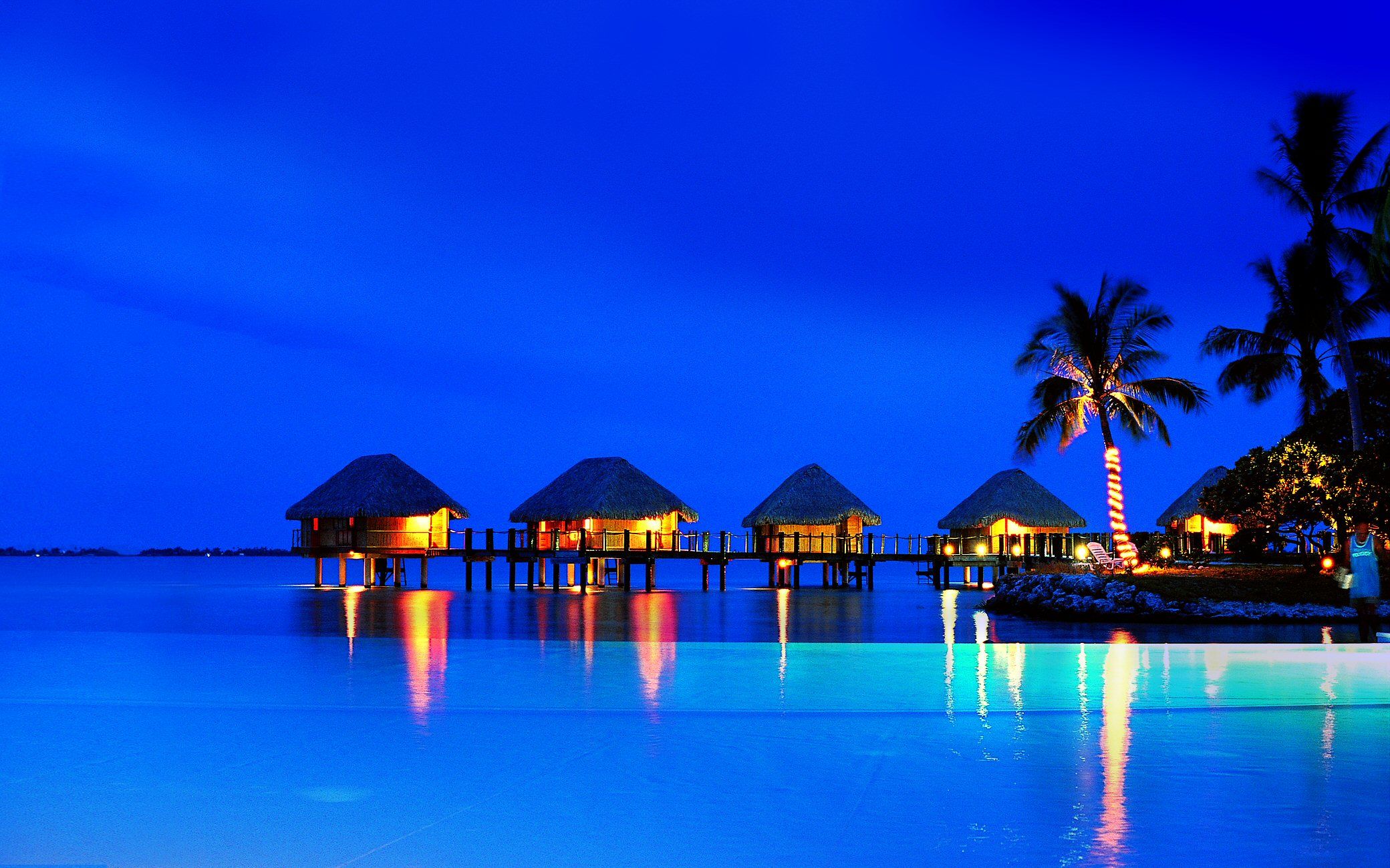 Bungalow su palafitte notte tropicale, 2080x1300 alta risoluzione, Desktop