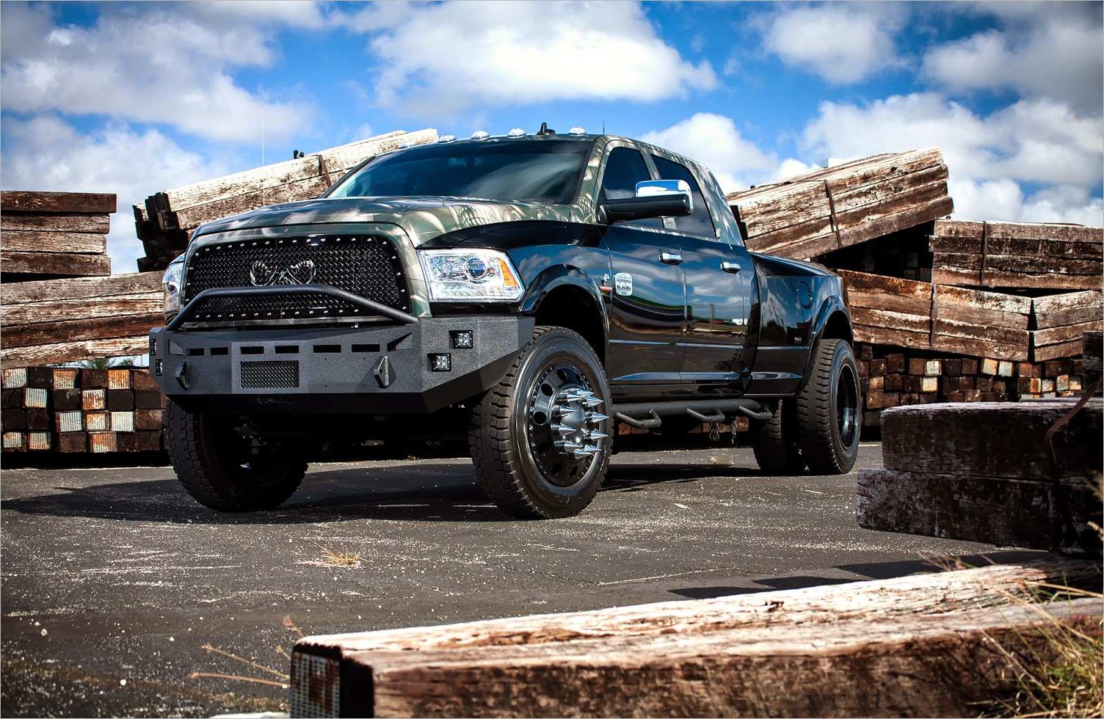 Camion Dodge Ram nero con tronchi, 1600x1042 HD Ready, Desktop