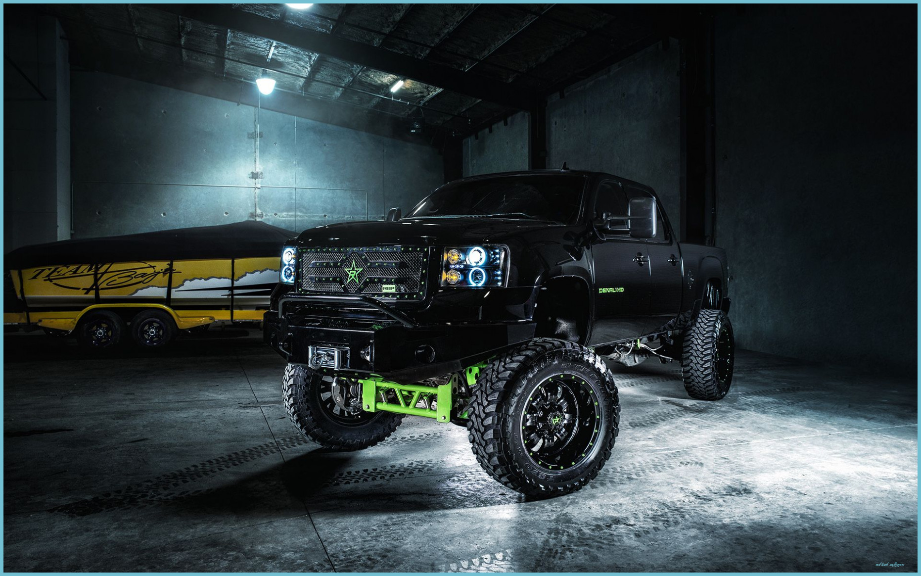 Pickup nero sollevato in garage, 1862x1164 HD, Laptop