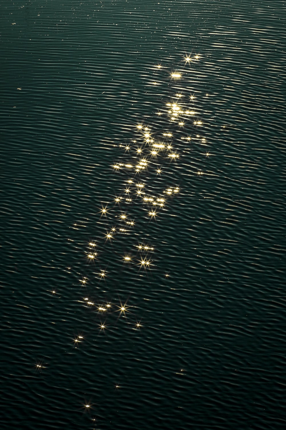 Riflessi luce su acqua scura, 1000x1500 Verticale, Mobile