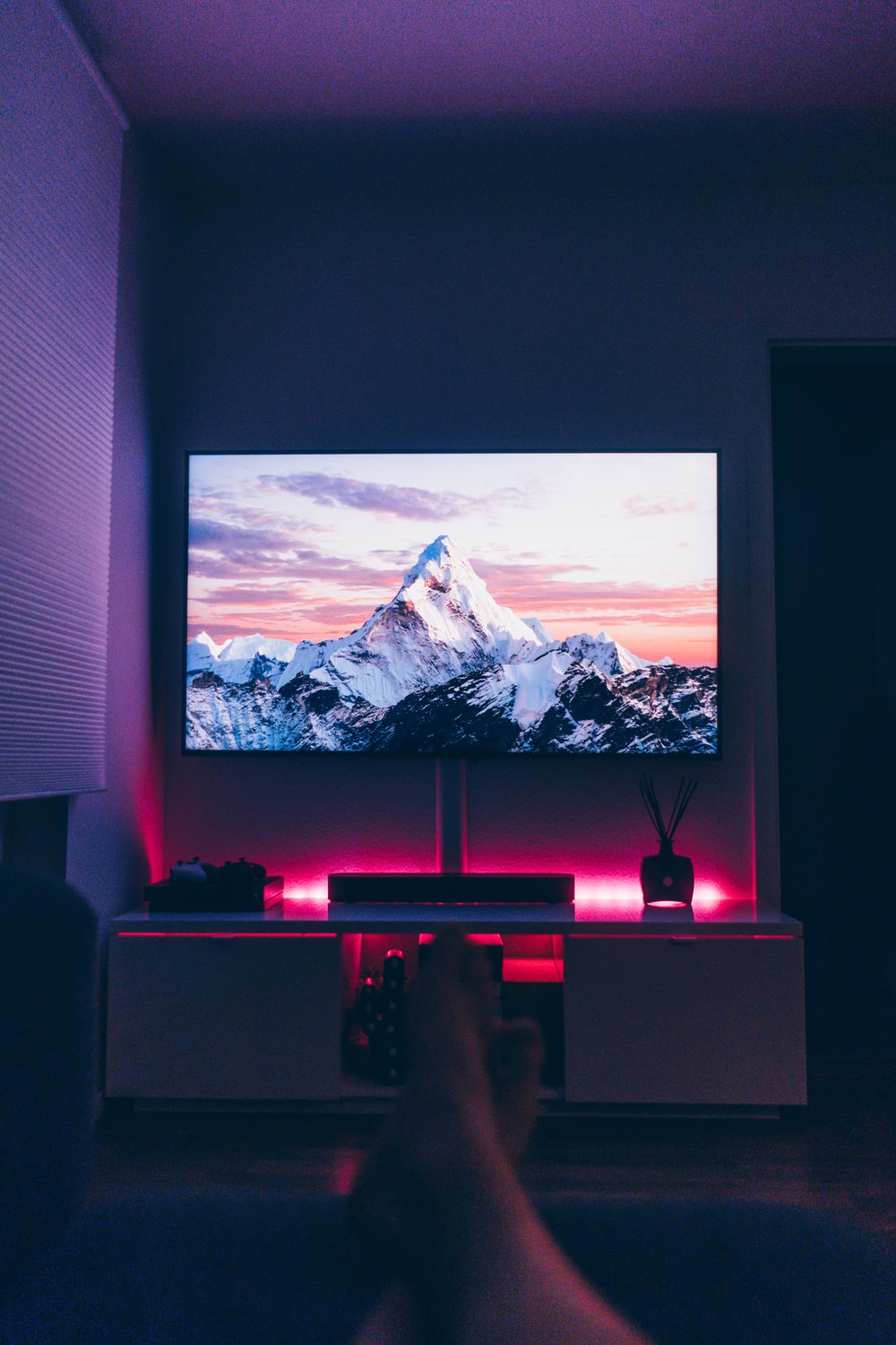 TV con montagna, luci viola, 1000x1500 Verticale, Android