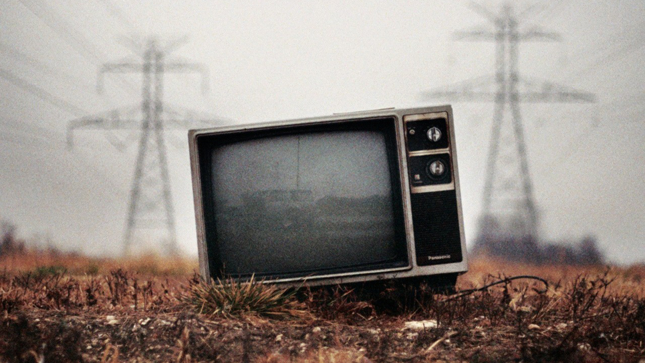 TV vecchia abbandonata in campo, 1280x720 720p, Laptop