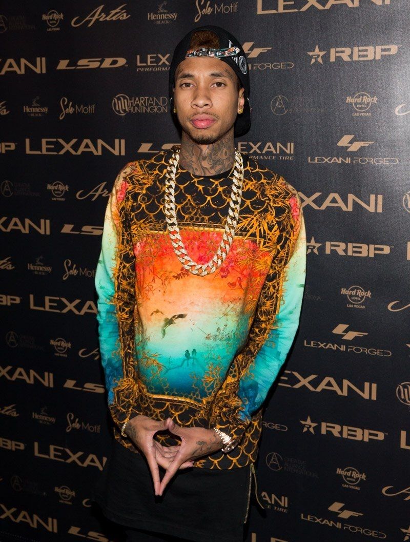 Rapper con collana su red carpet, 800x1056 Full HD Verticale, iPhone