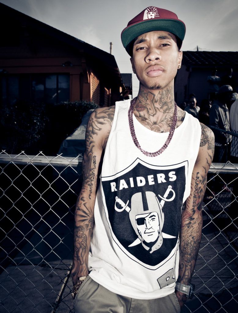 Rapper con canotta Raiders, 779x1024 Verticale, POCO
