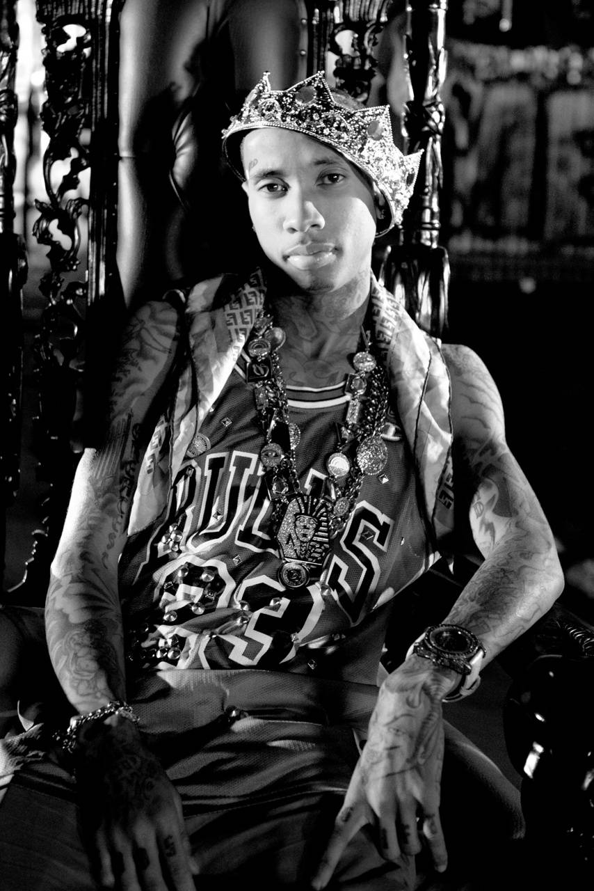 Uomo con corona e tatuaggi, 854x1280 Full HD Verticale, Smartphone
