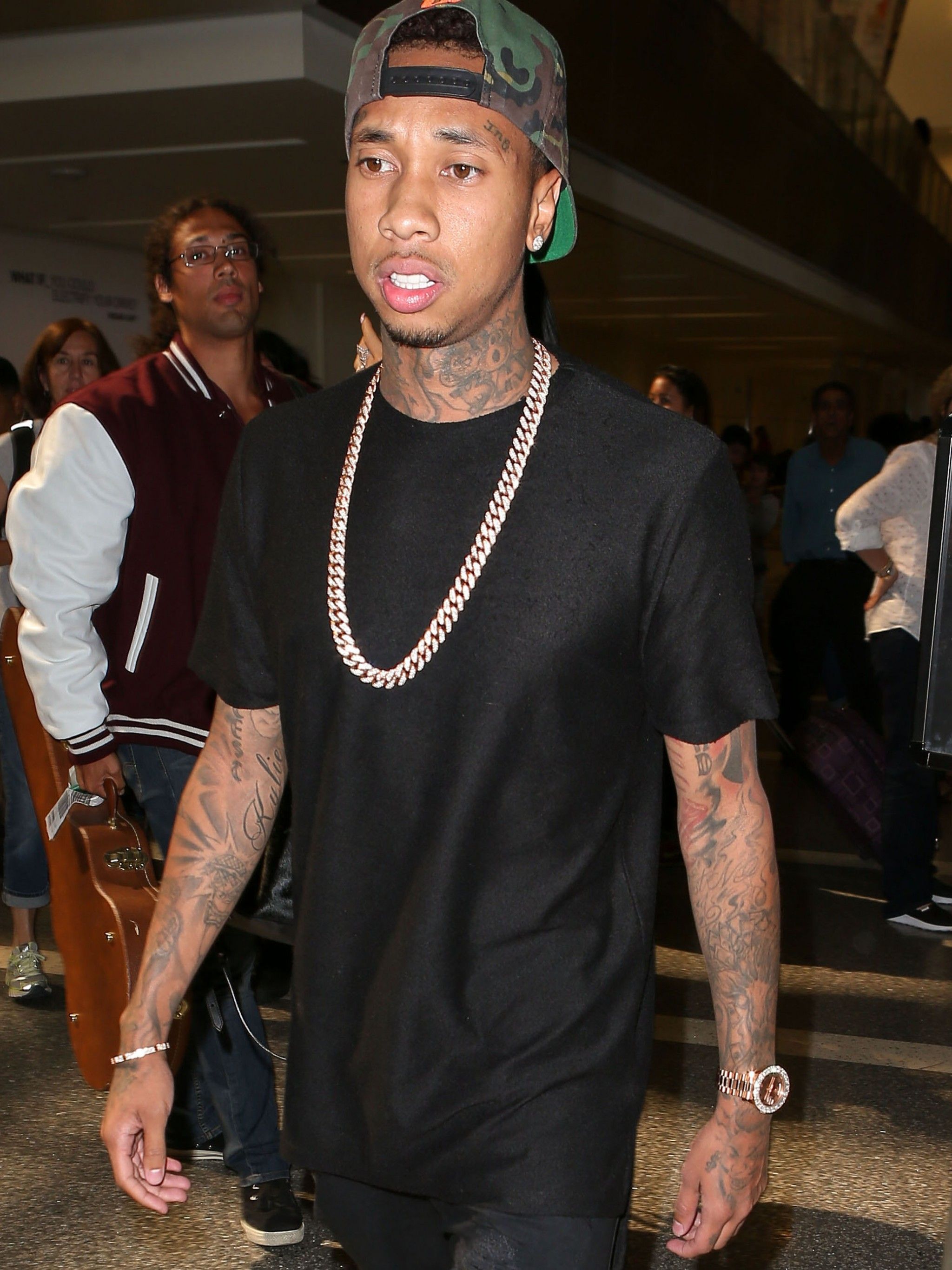 Tyga con collana e tatuaggi, 2048x2732 Verticale, Telefono