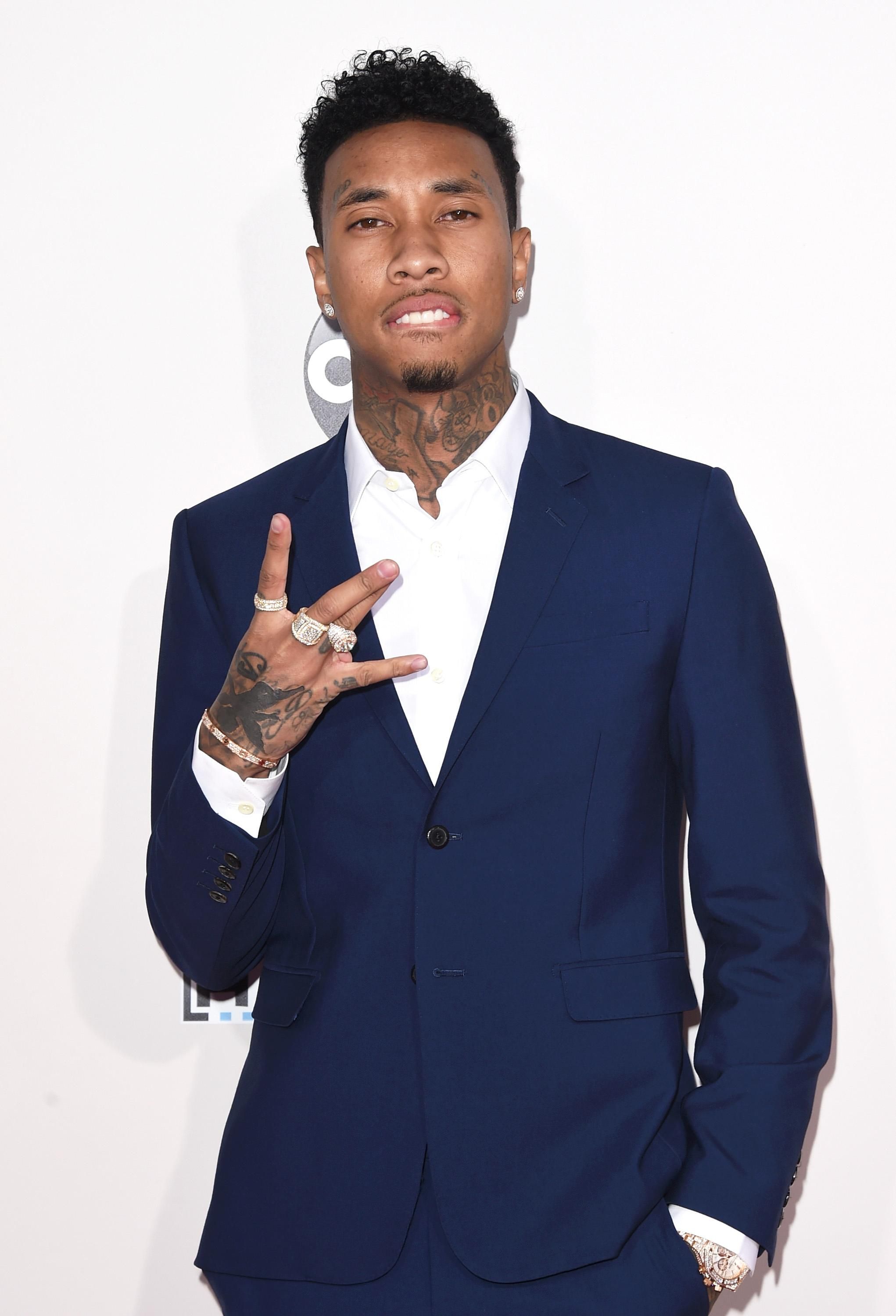 Rapper Tyga in abito blu, 2042x3000 Verticale, Mobile