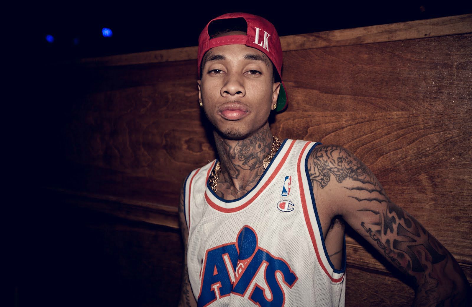Rapper Tyga con cappellino rosso, 1600x1039 HD Ready, Acer Nitro