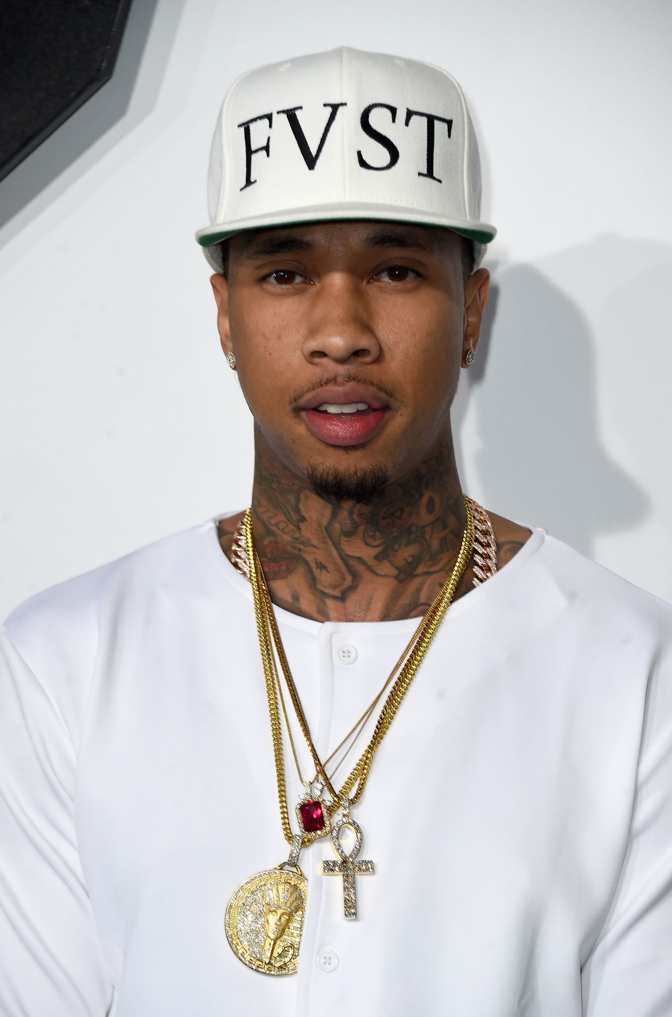 Tyga con cappellino bianco, 1354x2048 Verticale, Mobile