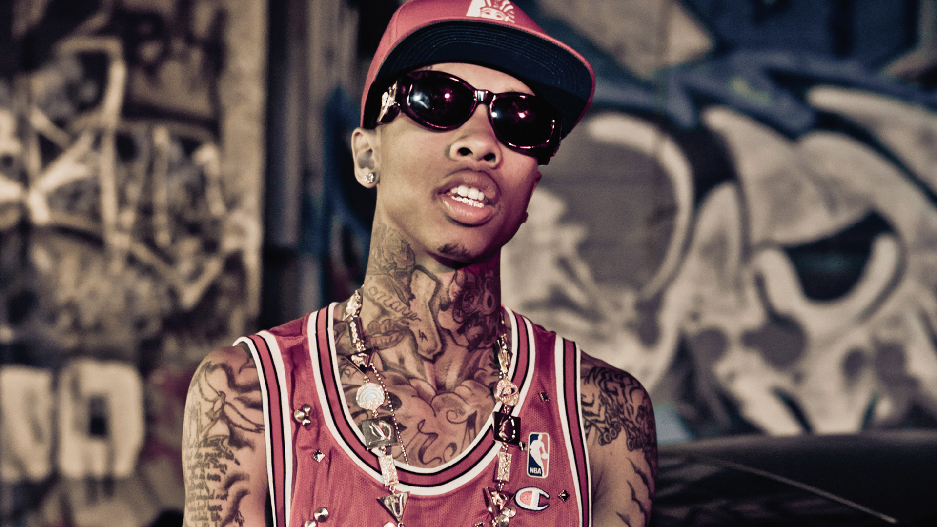 Rapper con tatuaggi e cappellino, 1920x1080 Full HD, Desktop