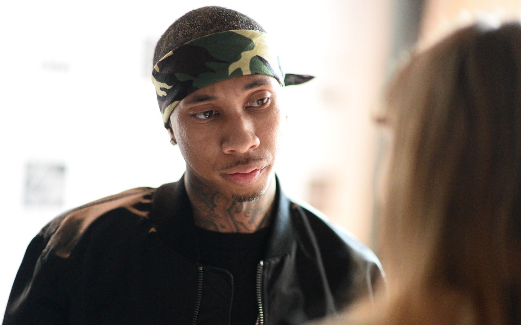 Tyga videoclip musicale interno, 1366x768 720p, iMac