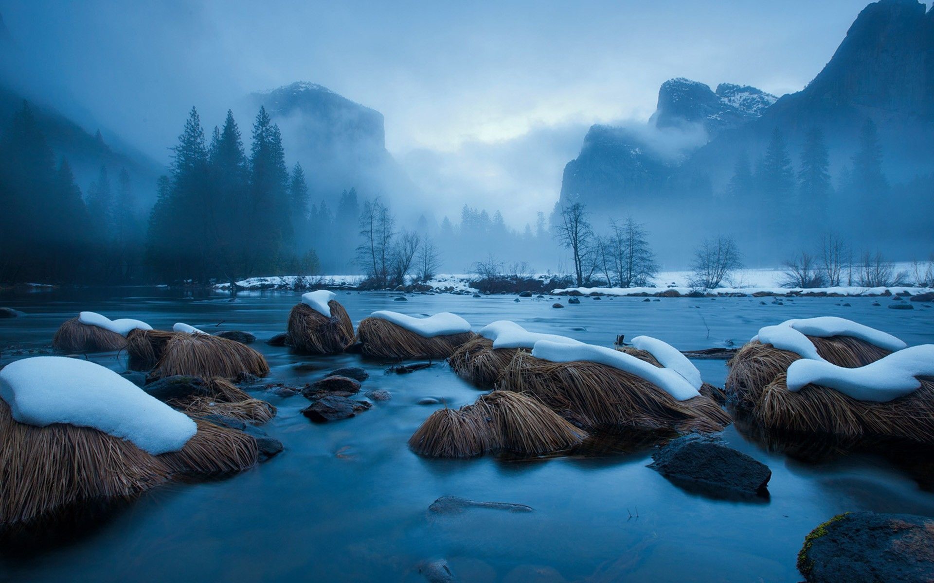 Valle innevata con fiume nebbioso, 1920x1200 Full HD+, Laptop
