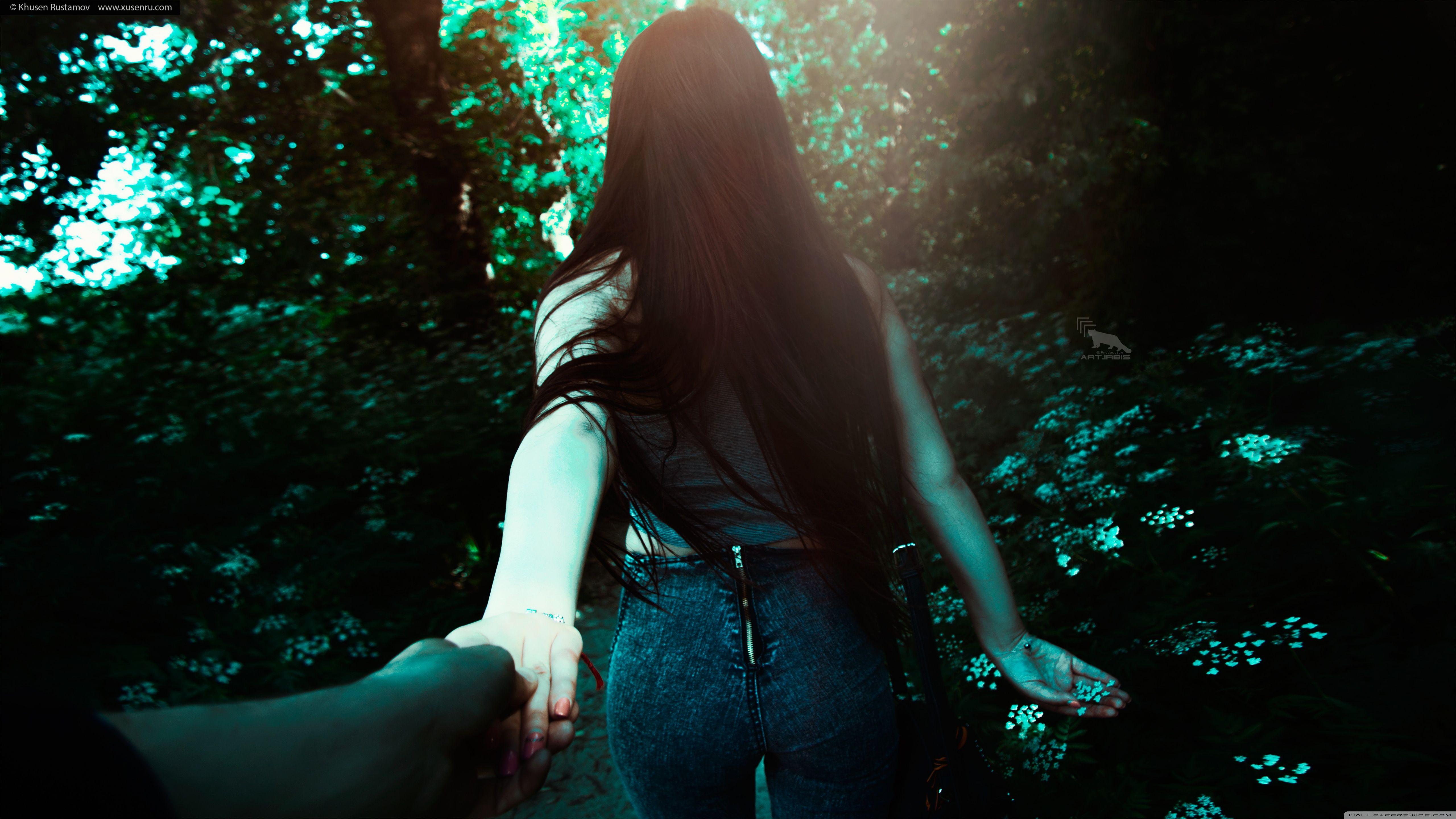 donna che tiene mano nel bosco, 5120x2880 4K, Smart TV 4K
