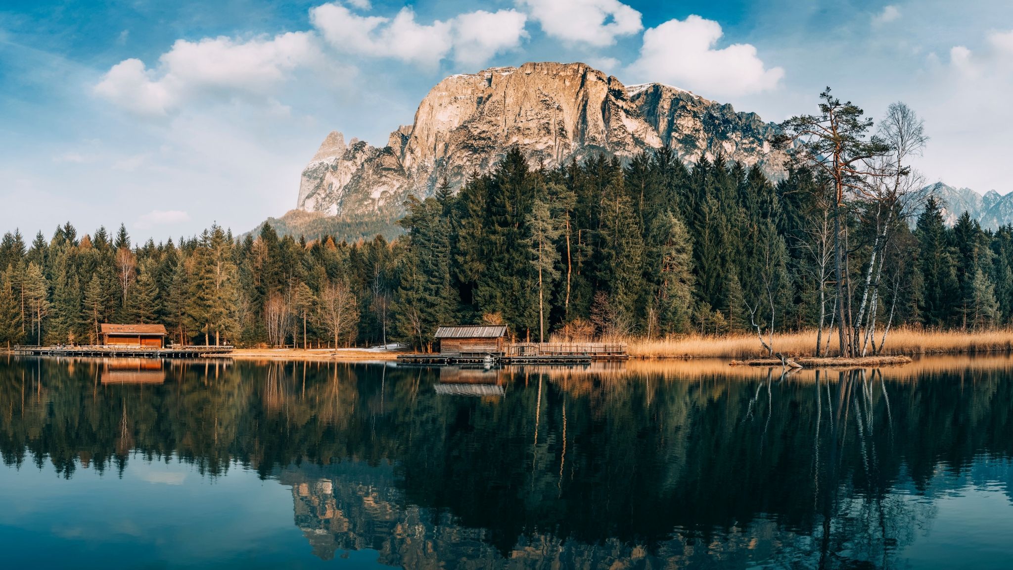 Montagna lago foresta riflesso, 2048x1152 alta risoluzione, PC Desktop