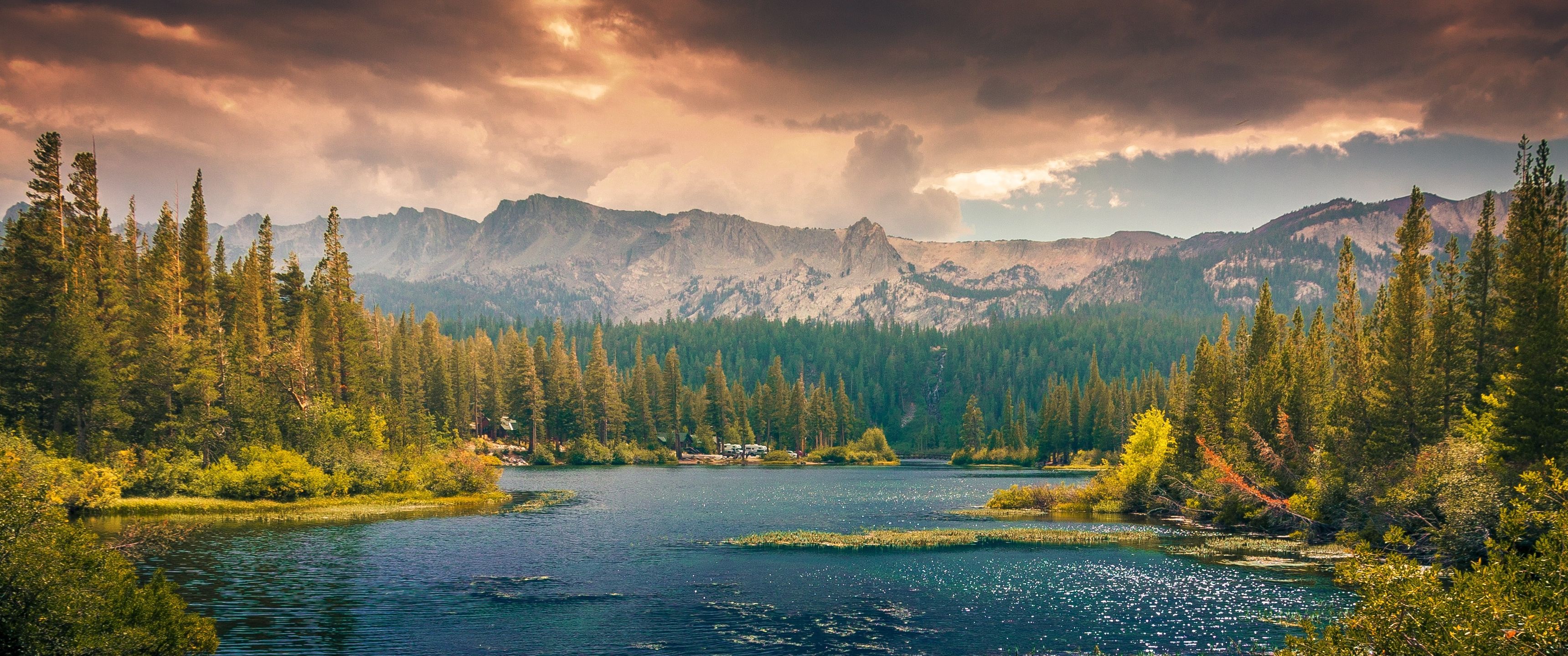 Lago montano tra pini, 3440x1440 Ultrawide, Dual Monitor