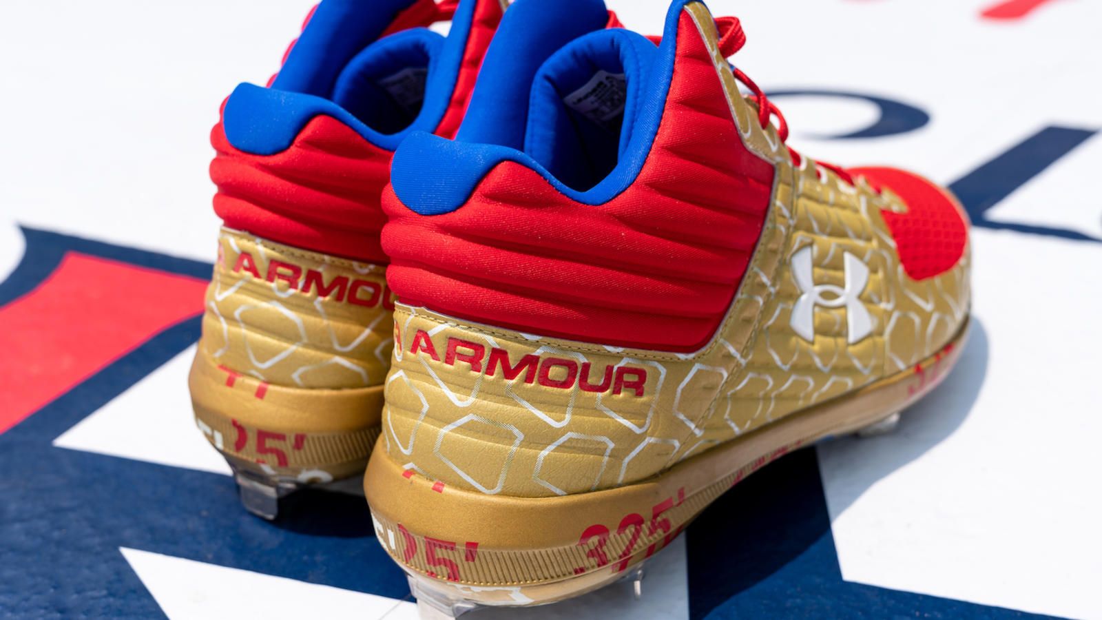 Scarpe da baseball Under Armour oro, 1600x900 900p, iMac