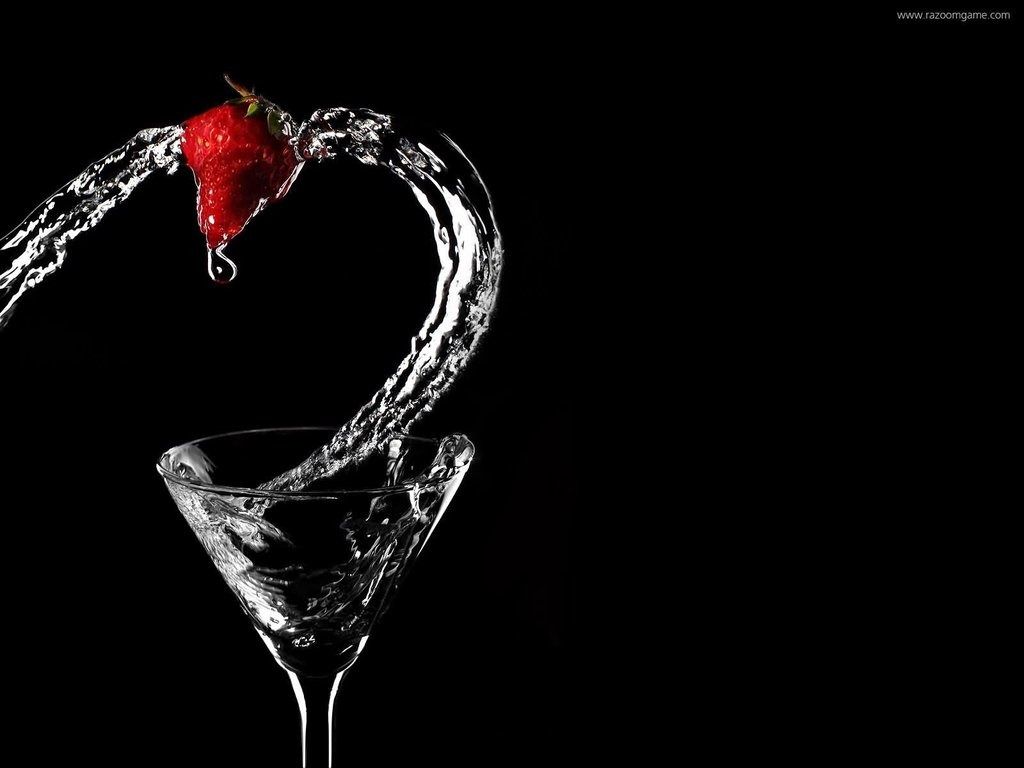 Fragola con schizzo d'acqua su bicchiere, 1024x768 HD, PC