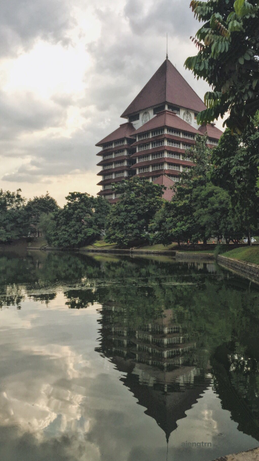 Edificio Universitas Indonesia tetto rosso, 1966x1326 Full HD+, Desktop