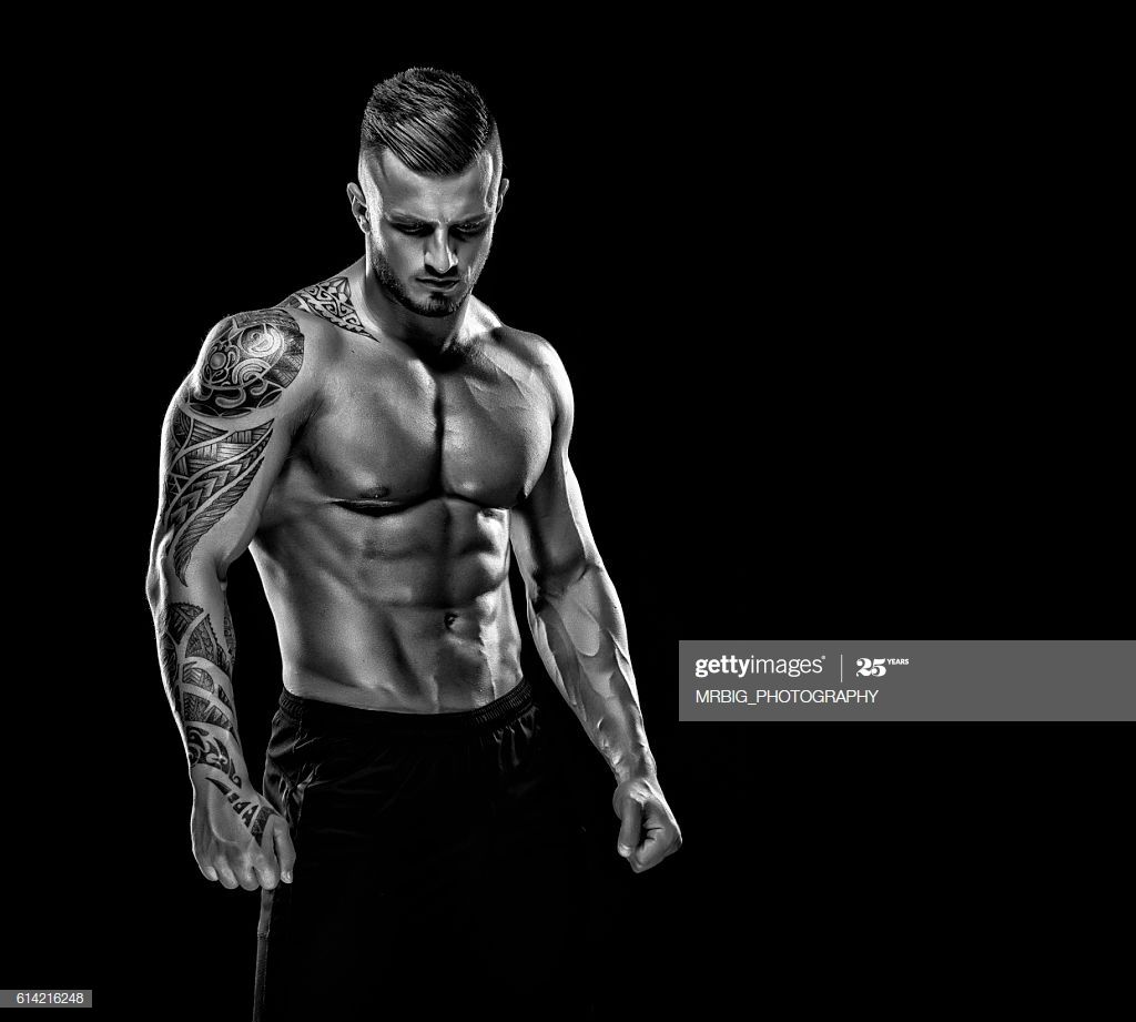 Uomo muscoloso con tatuaggi bianco/nero, 1024x921 HD, Desktop