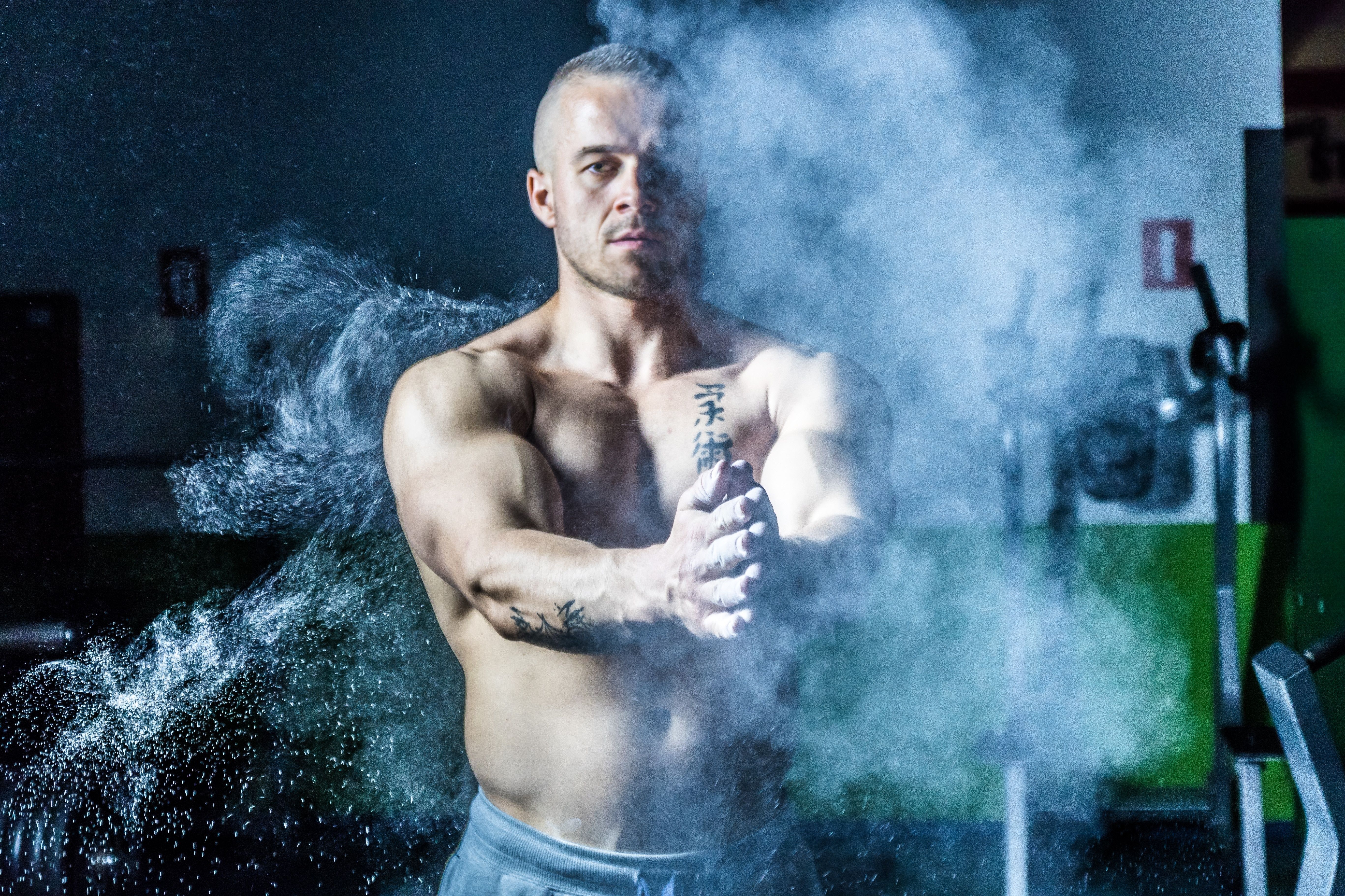 Uomo muscoloso palestra polvere, 5472x3648 4K, Desktop 4K