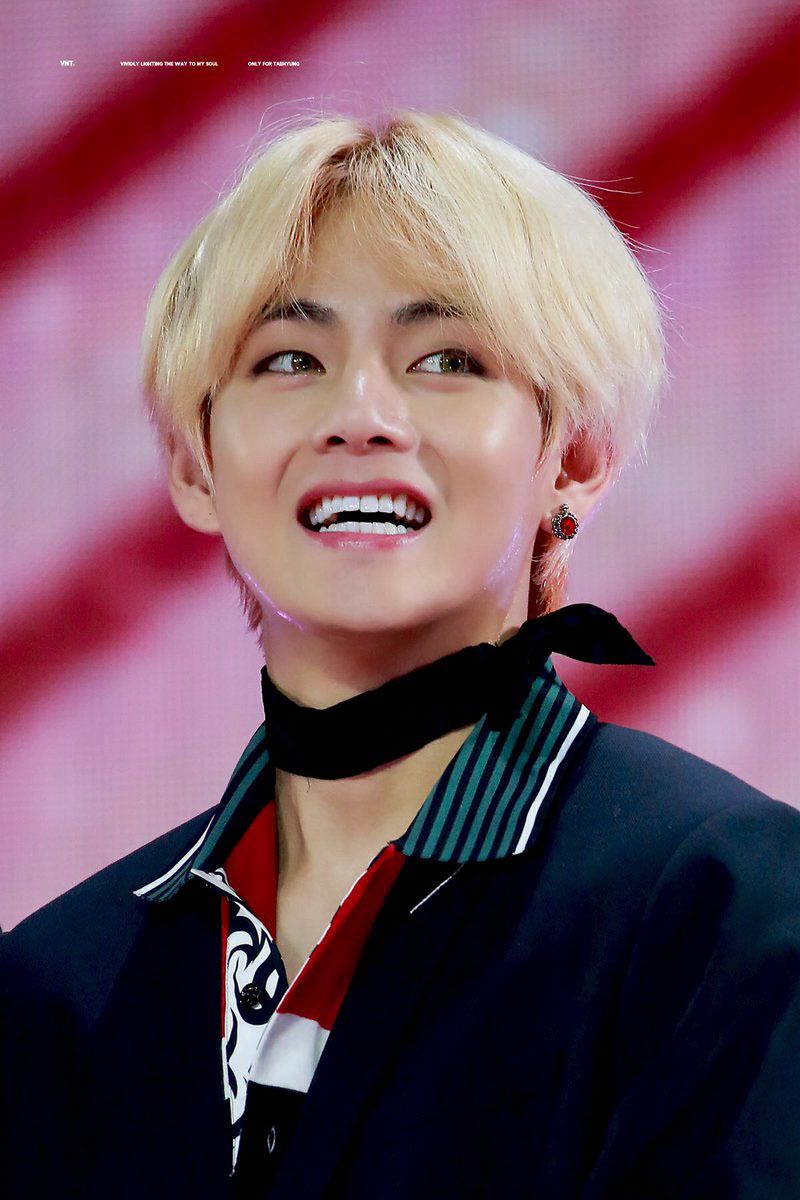 V BTS capelli biondi sorridente, 800x1200 Full HD Verticale, Smartphone