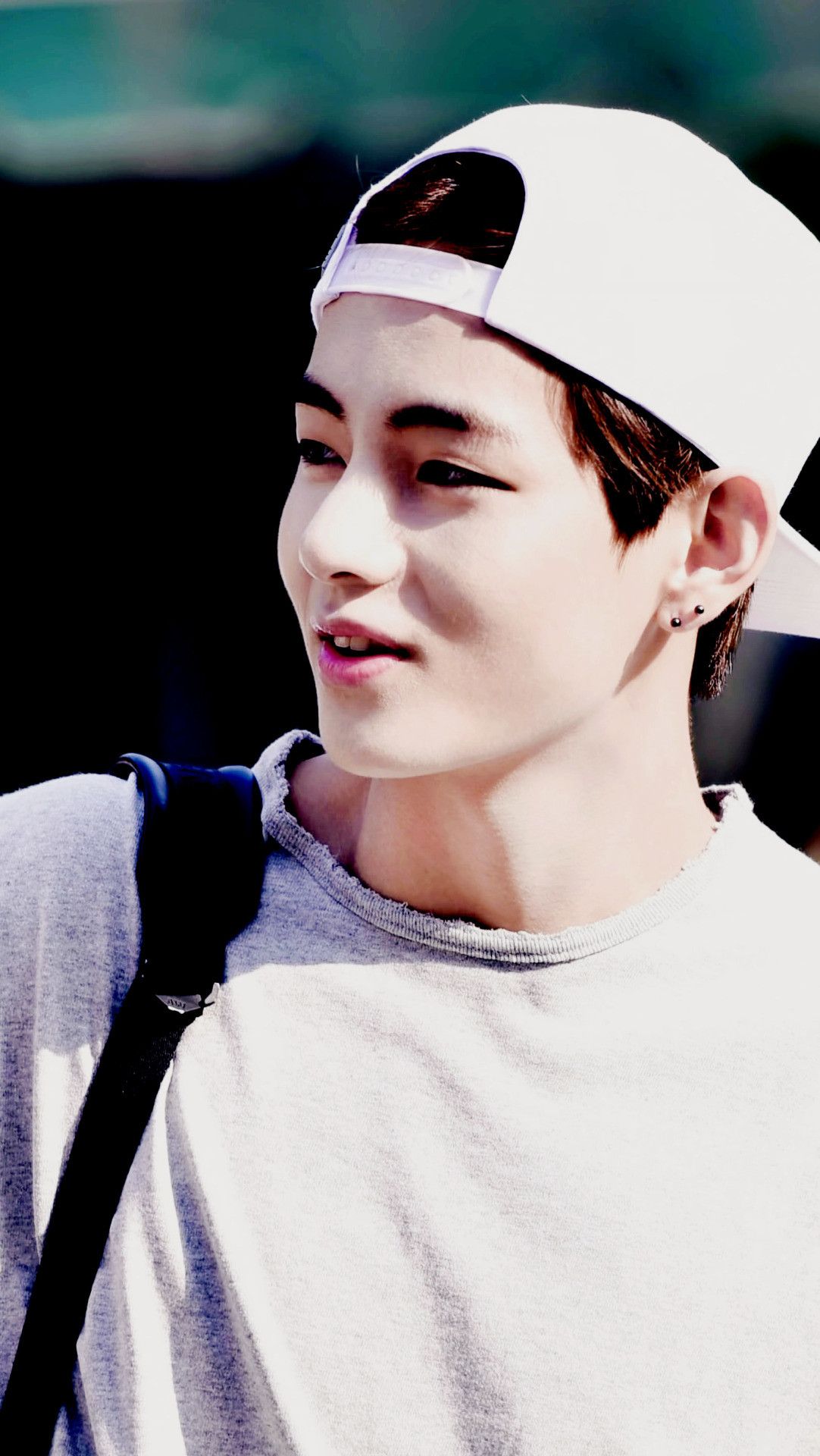 V BTS con cappellino bianco, 1082x1920 Verticale, Mobile