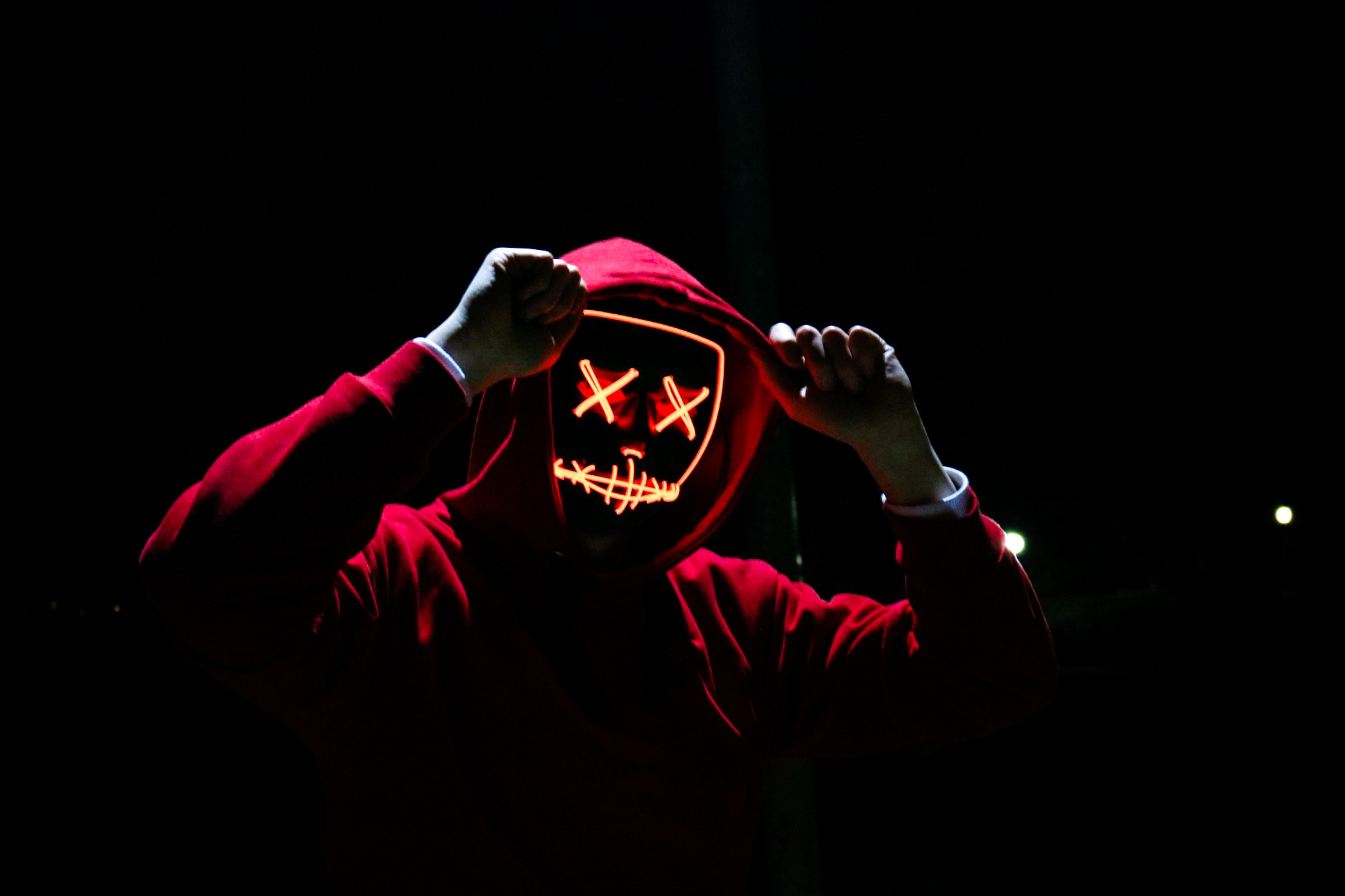 Maschera luminosa rossa con cappuccio, 5999x3999 Ultra HD, Monitor 4K