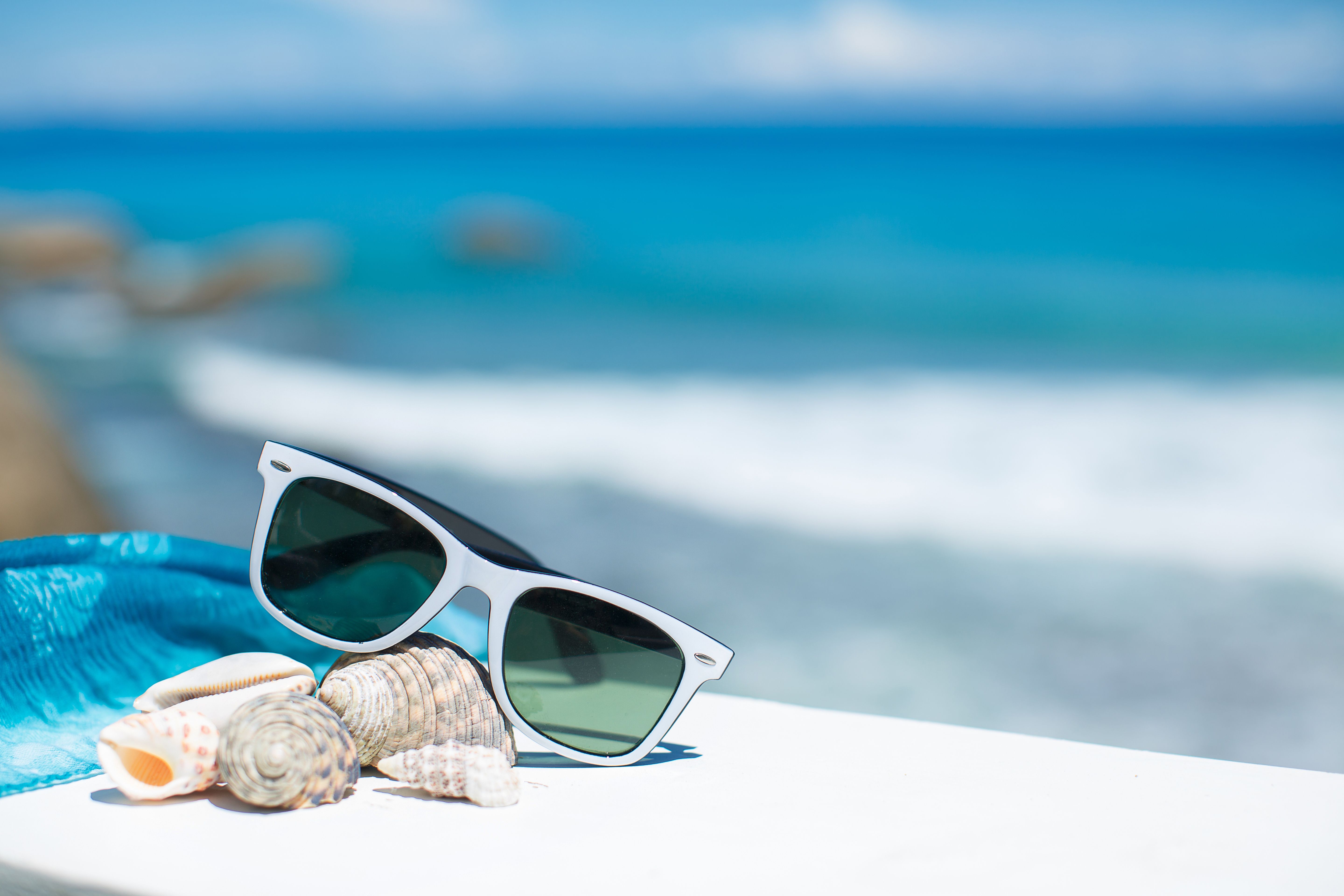 Occhiali da sole e conchiglie spiaggia, 5760x3840 4K, Desktop 4K