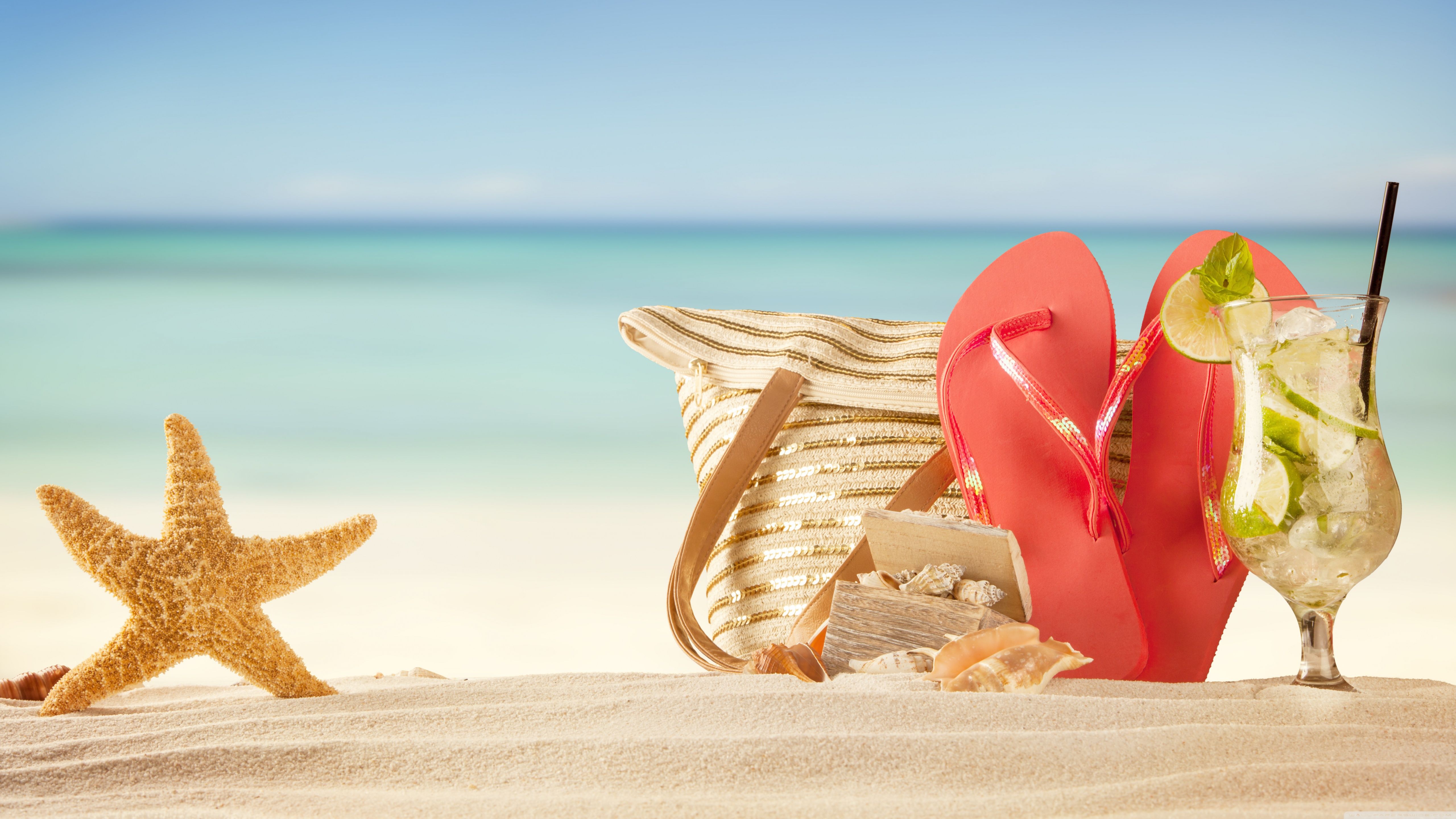 Spiaggia con infradito e stella marina, 5120x2880 UHD, Monitor 4K