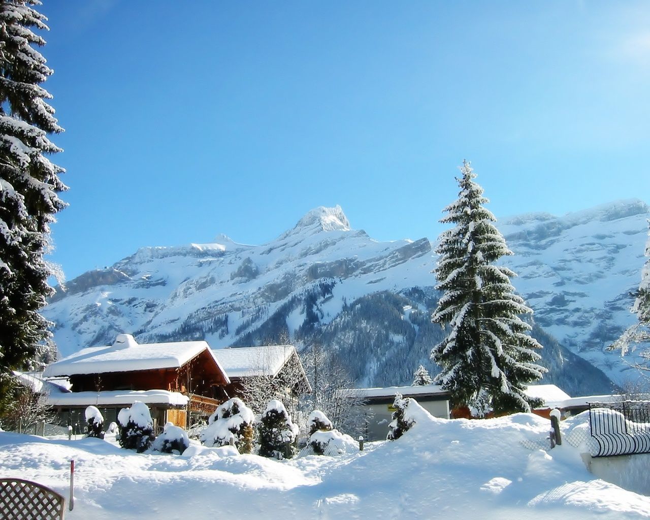 Chalet montano innevato con abeti, 1280x1024 720p, PC