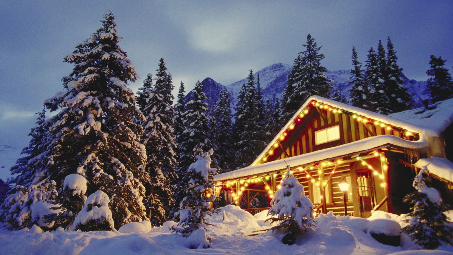 Baita innevata con luci natalizie, 1920x1080 Full HD, Laptop