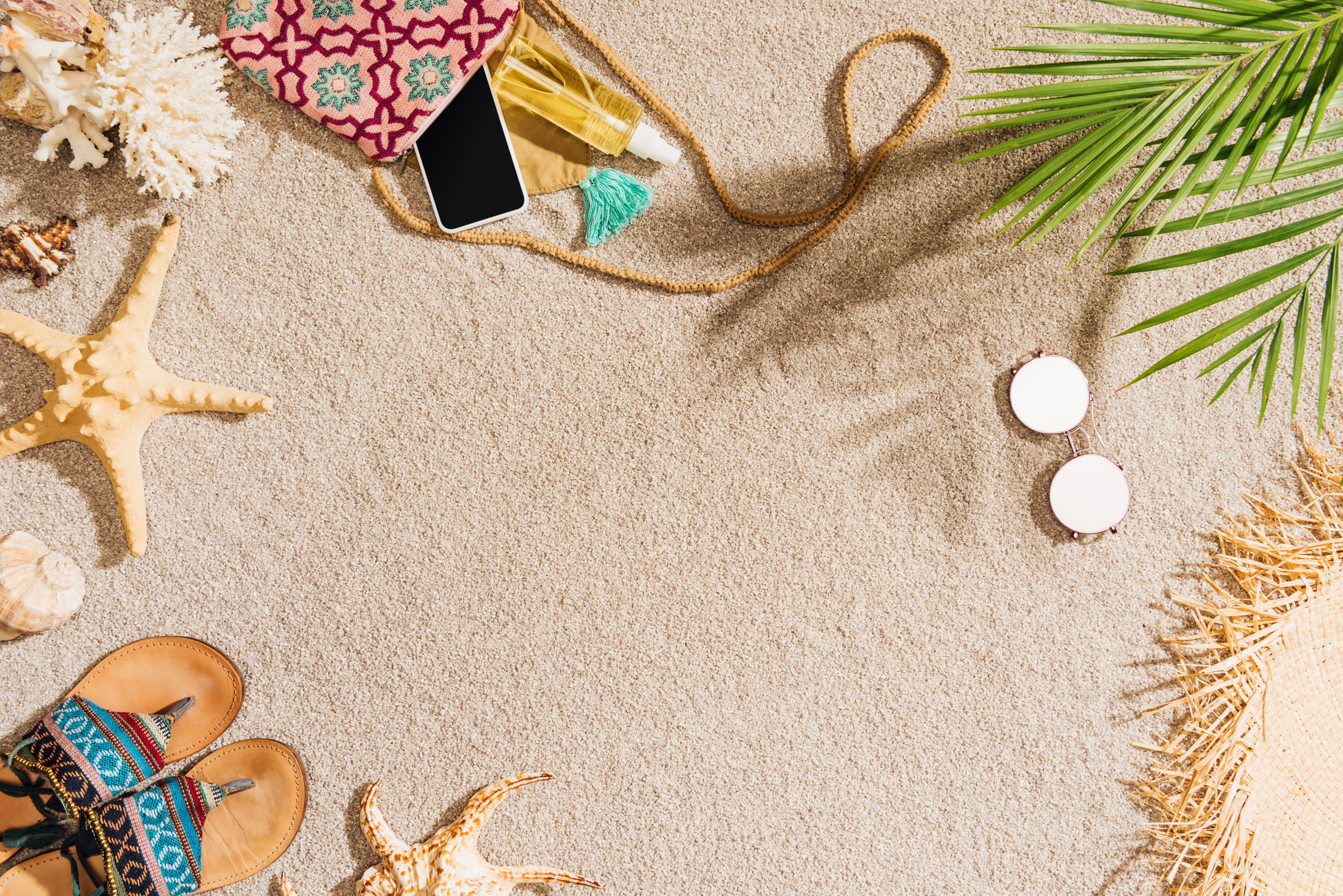 Accessori spiaggia su sabbia, 7360x4912 Ultra HD, 4K TV