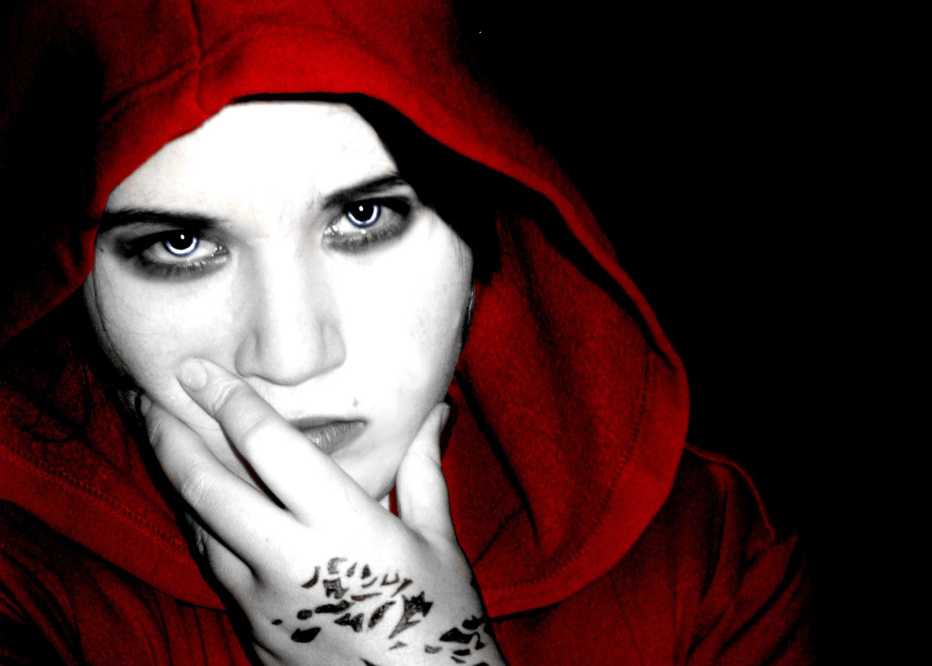 Donna incappucciata rossa tatuaggi, 1920x1373 Full HD+, PC Desktop