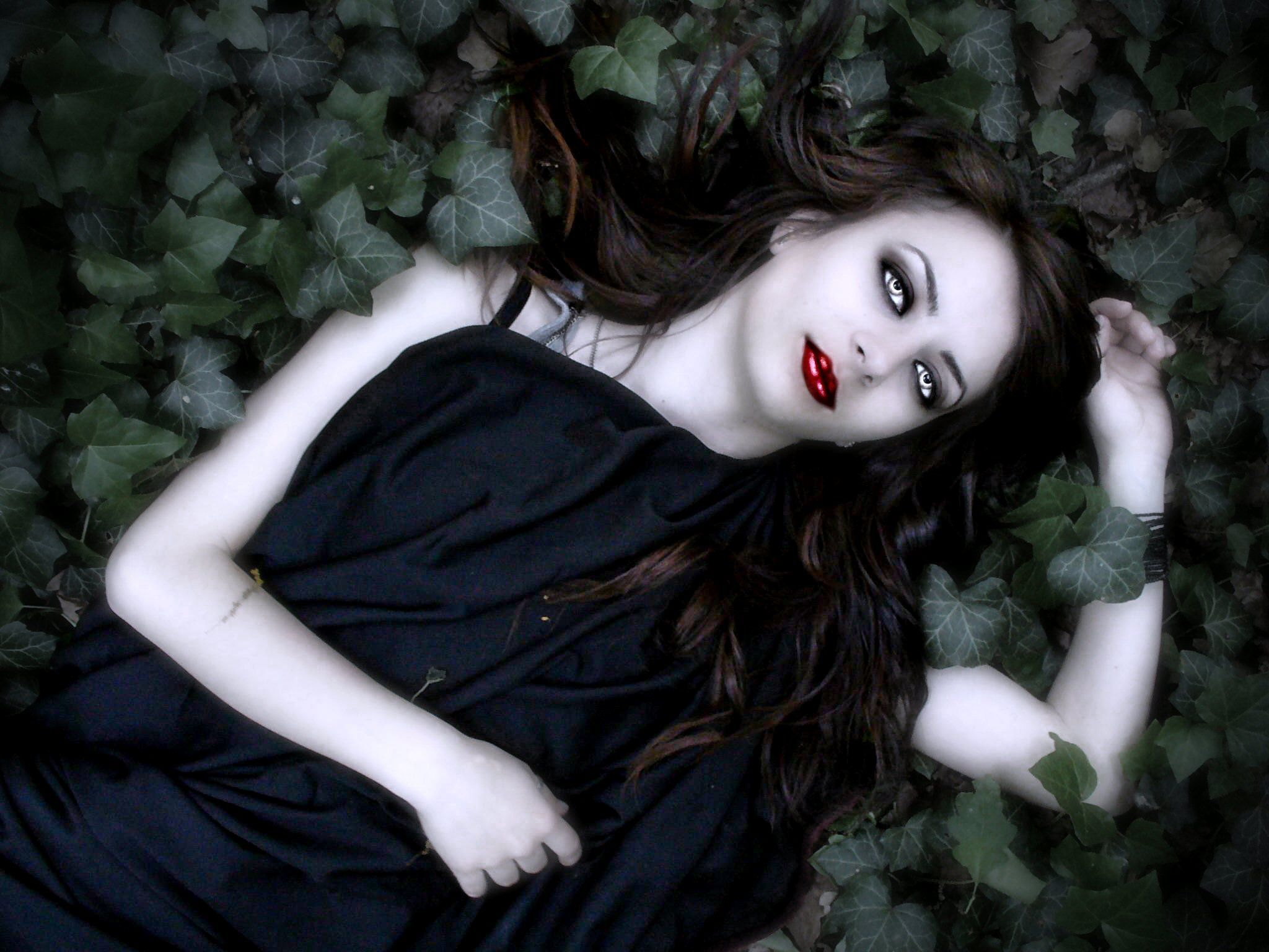 Donna vampiro sdraiata edera, 2048x1536 alta risoluzione, Desktop