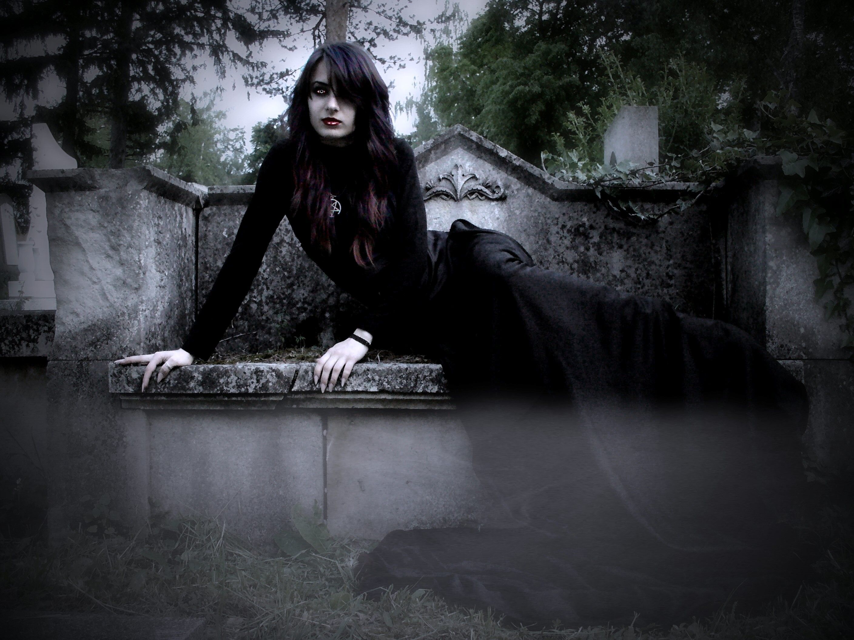Vampira gotica in cimitero, 2816x2112 2K+, Desktop