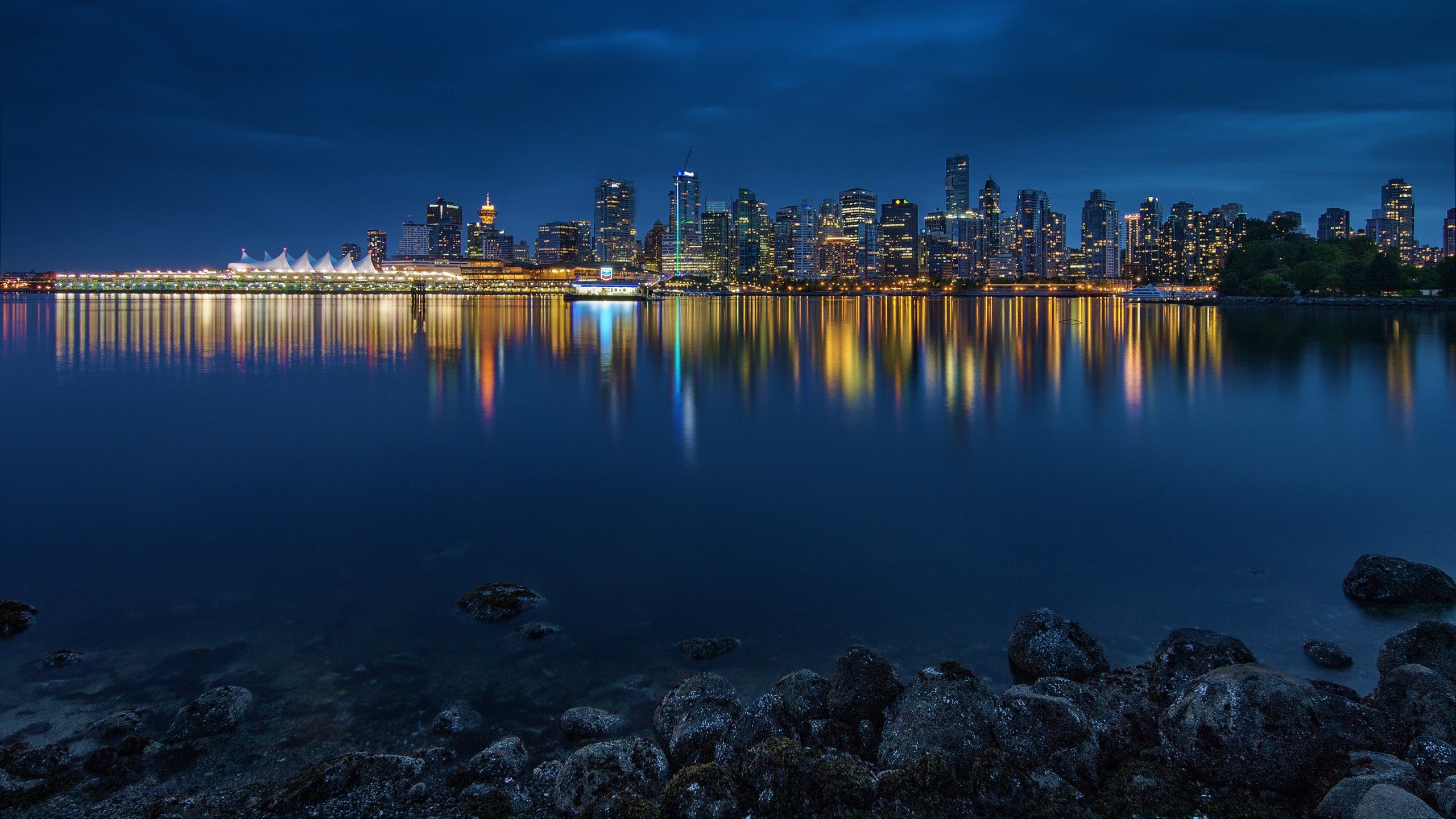 Skyline notturno Vancouver riflessi acqua, 2560x1440 1440p, Desktop