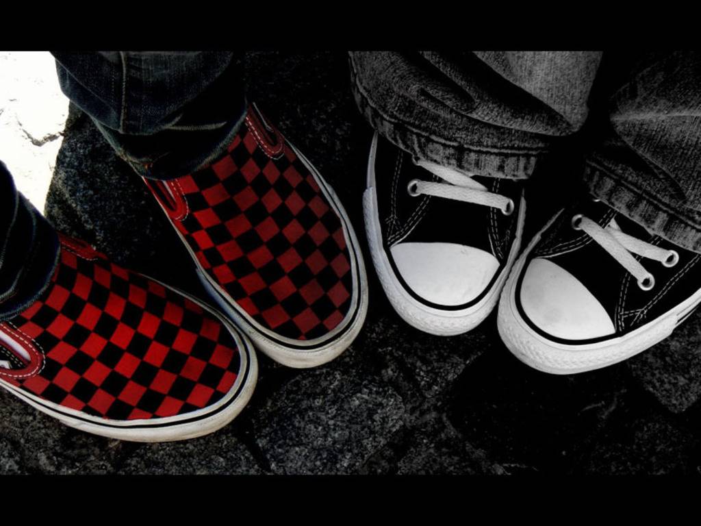 Scarpe Vans nere e bianche, 750x1334 Verticale, iPhone Pro Max