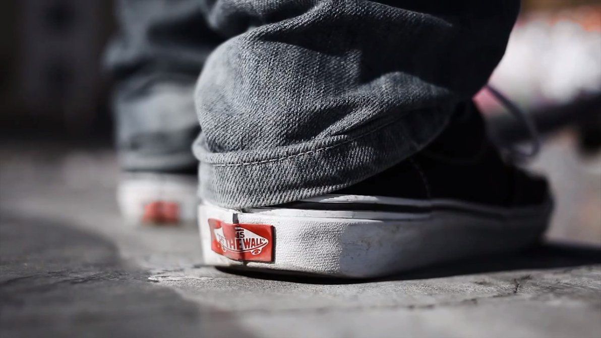 Scarpe Vans arancioni vicino lago, 3313x4969 Verticale, Mobile
