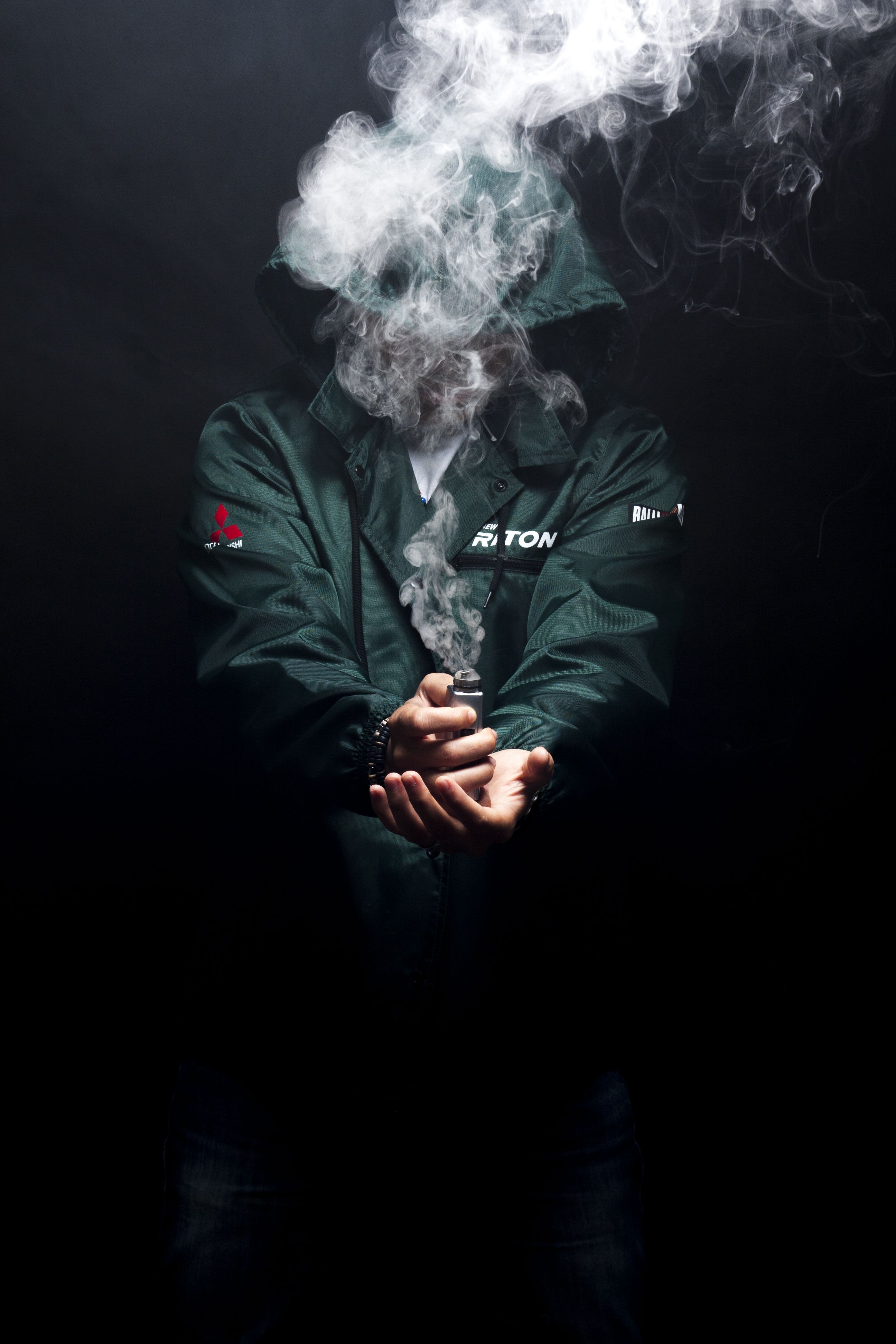 Uomo incappucciato fuma vape, 2592x3888 Verticale, POCO