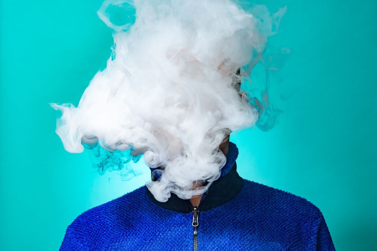Silhouette uomo fumo vape blu, 1200x720 HD, Desktop