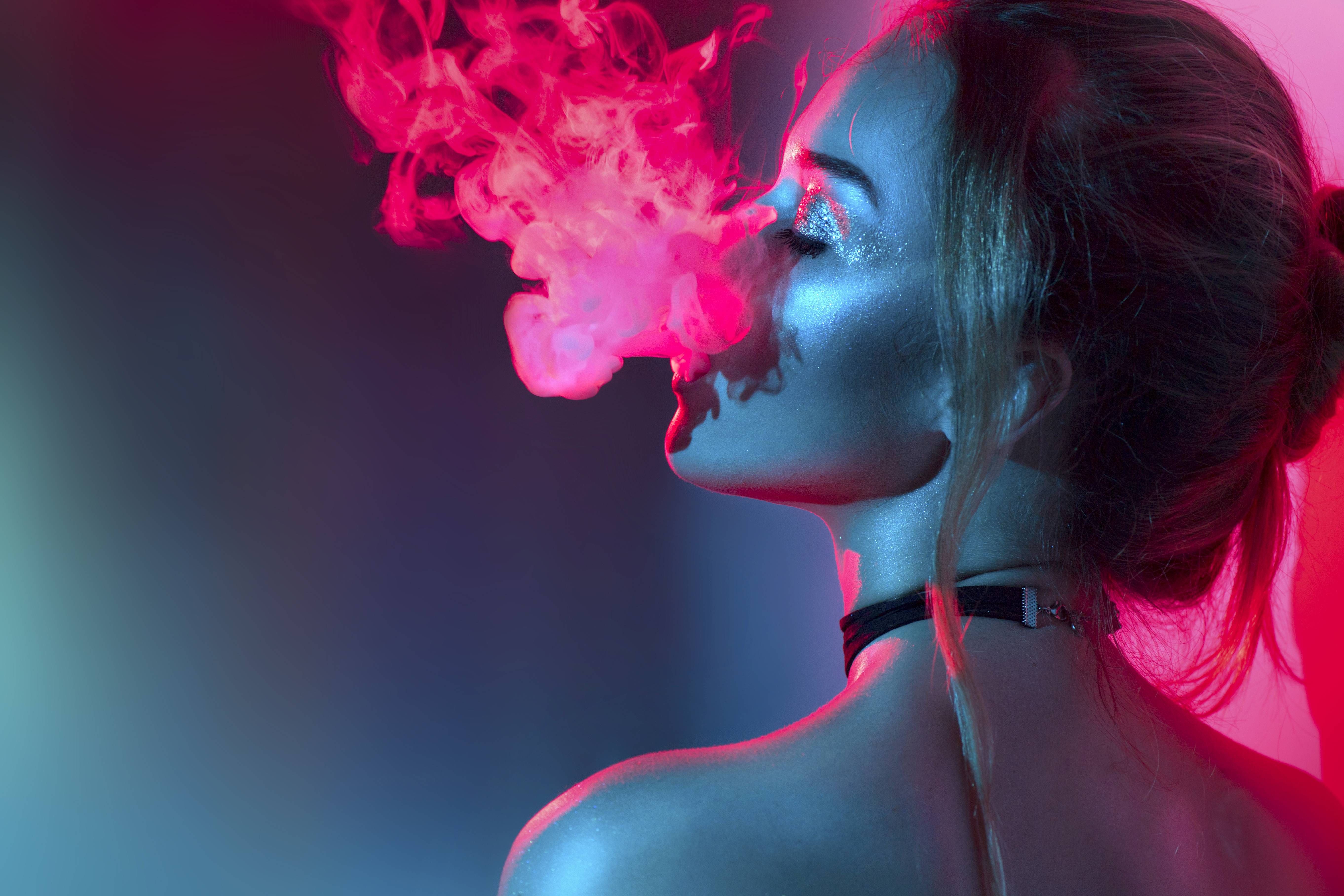 donna che esala fumo rosa, 5447x3631 Ultra HD, 4K TV