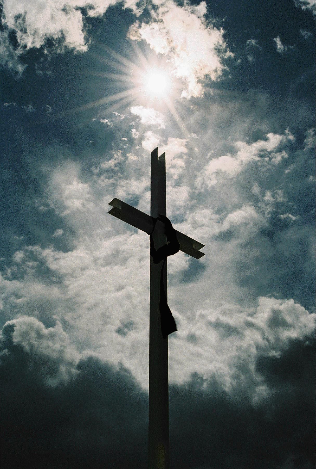 Crocifisso su altare in chiesa, 900x900 HD, Desktop