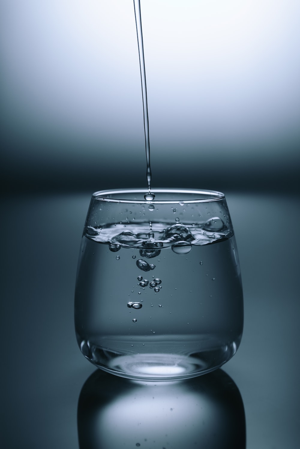 Bicchiere di vetro con acqua, 1000x1497 Full HD Verticale, Smartphone