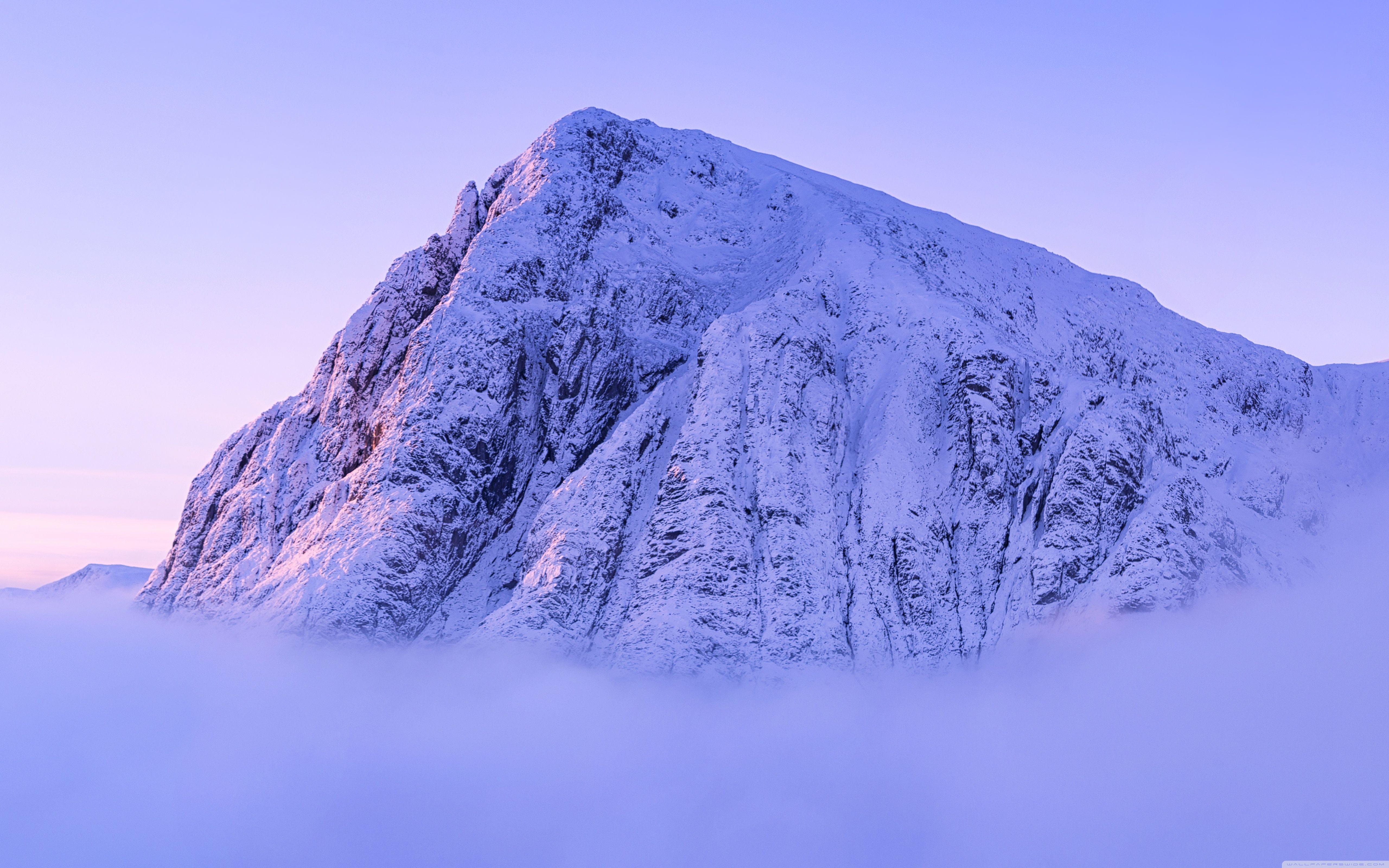 Vetta innevata tra nuvole, 5120x3200 4K, PC Desktop