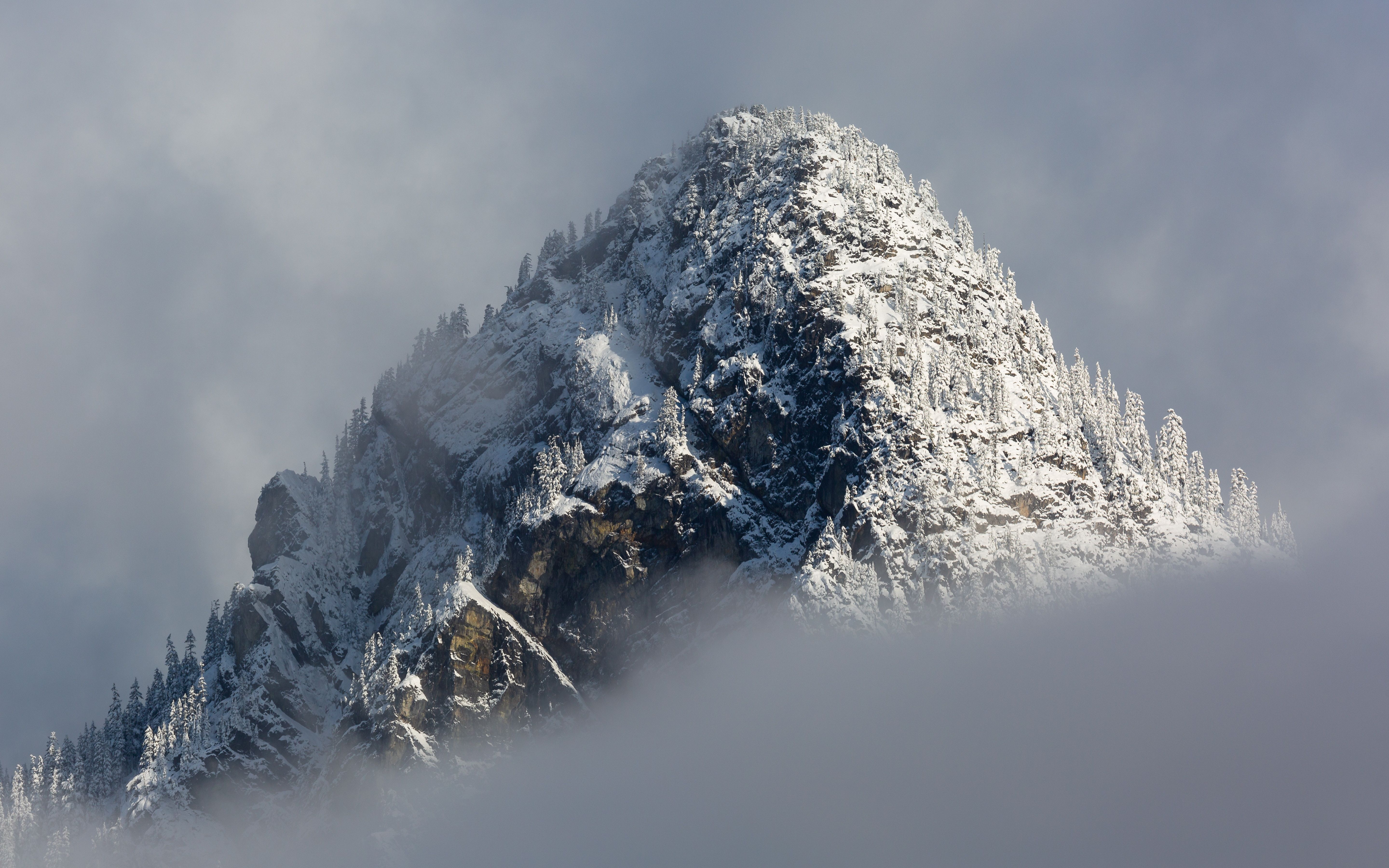 Vetta montagna innevata tra nuvole, 5760x3600 4K, PC Desktop