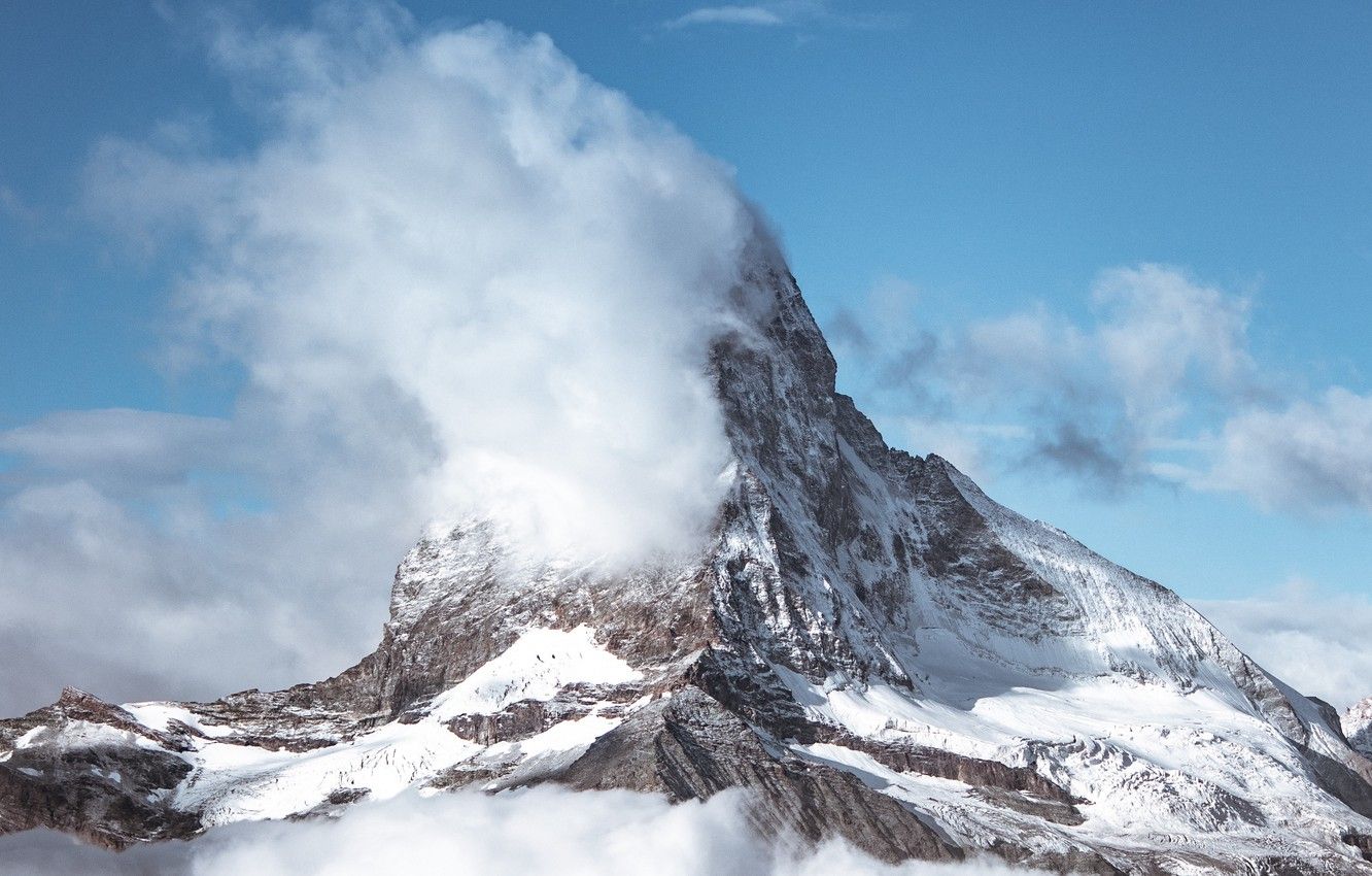 Vetta montuosa innevata tra nuvole, 1332x850 720p, PC