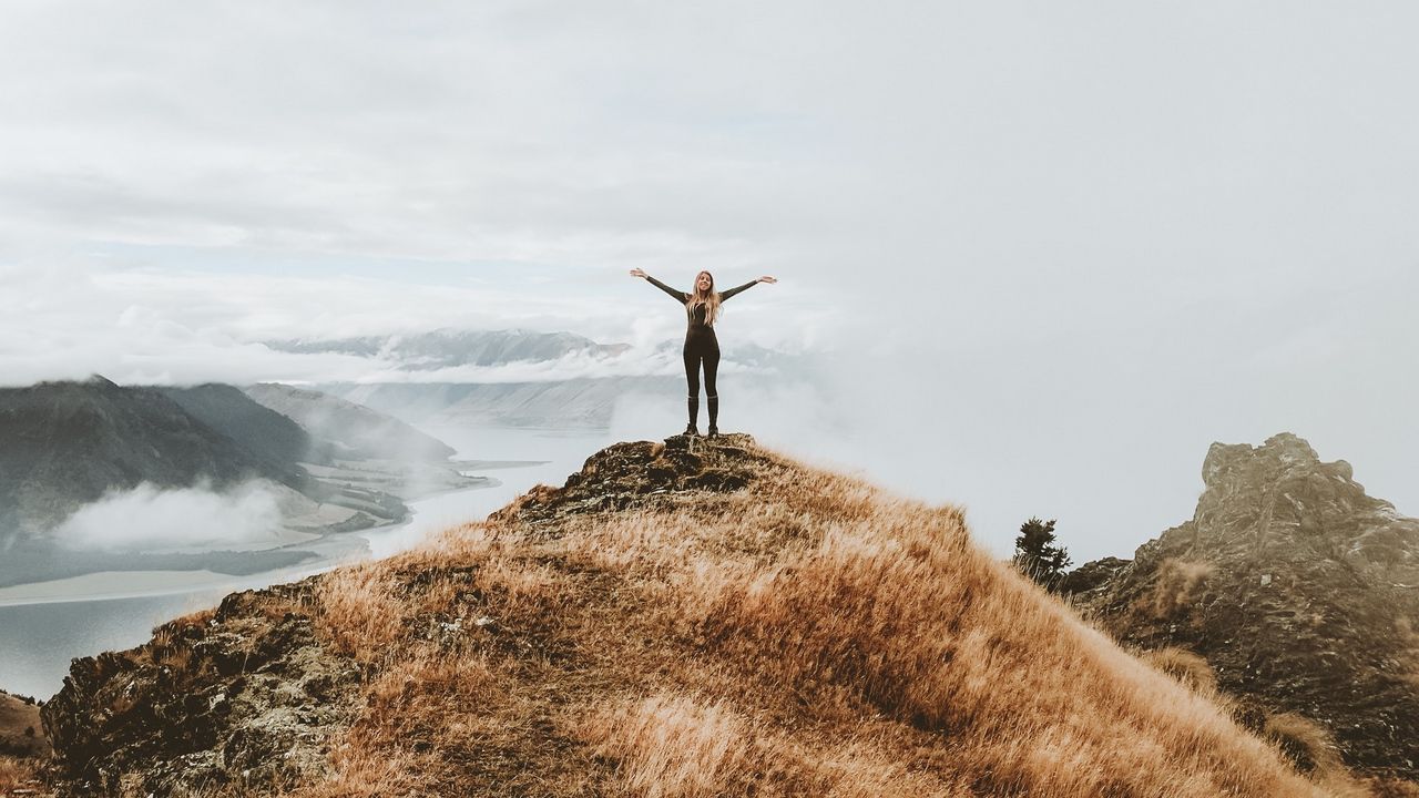 Ragazza in cima montagna, 1280x720 720p, PC