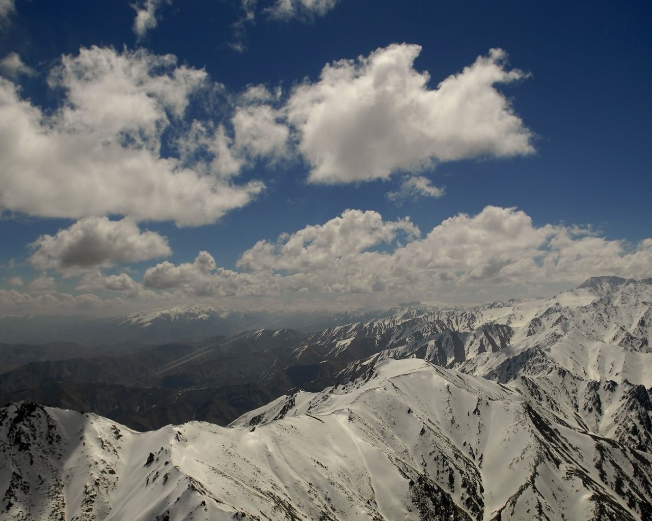 Vetta montagna innevata e nuvole, 1280x1024 HD, Desktop