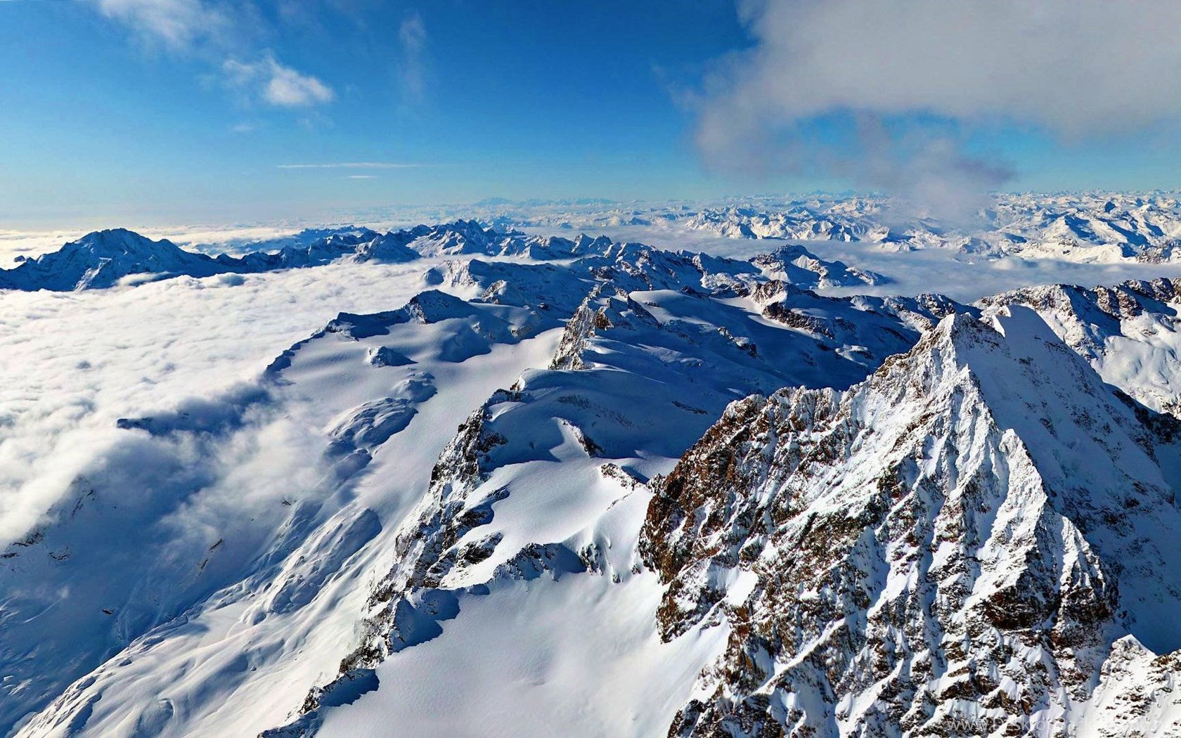Vetta montagna innevata sopra nuvole, 1680x1050 HD, Desktop